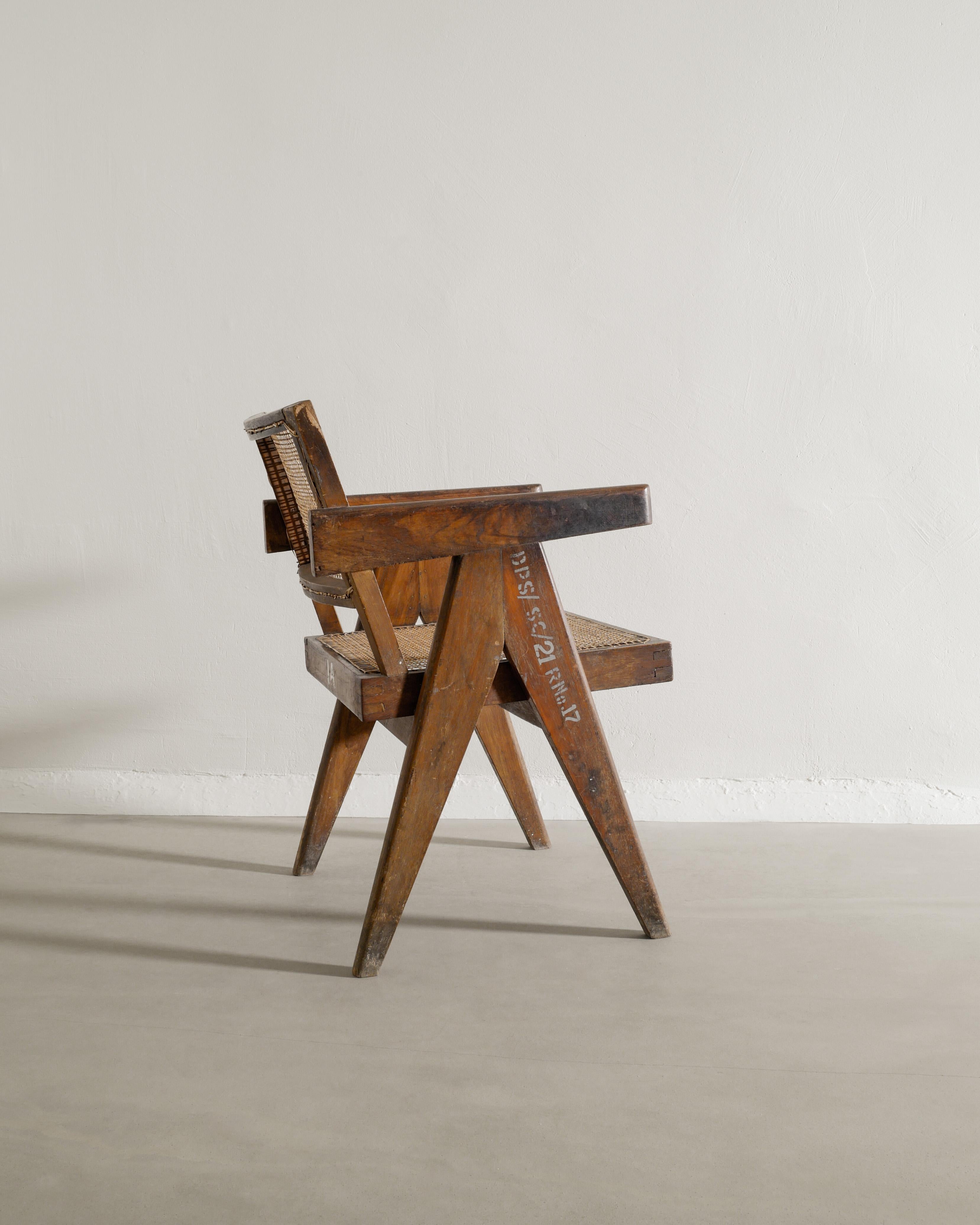 Francese Coppia di sedie da pranzo da ufficio in legno di teak e rattan Pierre Jeanneret, India, anni '50 in vendita