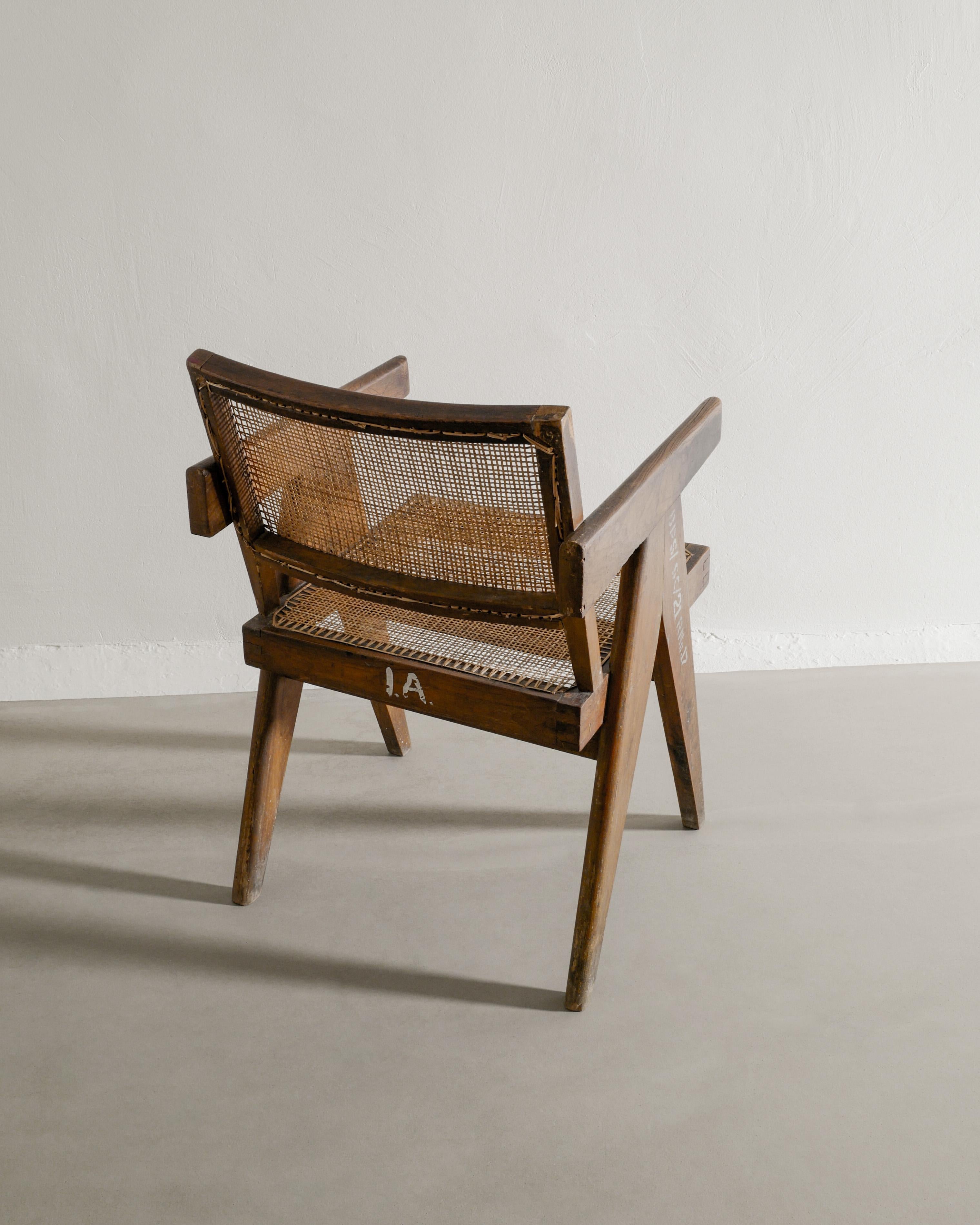Coppia di sedie da pranzo da ufficio in legno di teak e rattan Pierre Jeanneret, India, anni '50 In condizioni buone in vendita a Stockholm, SE