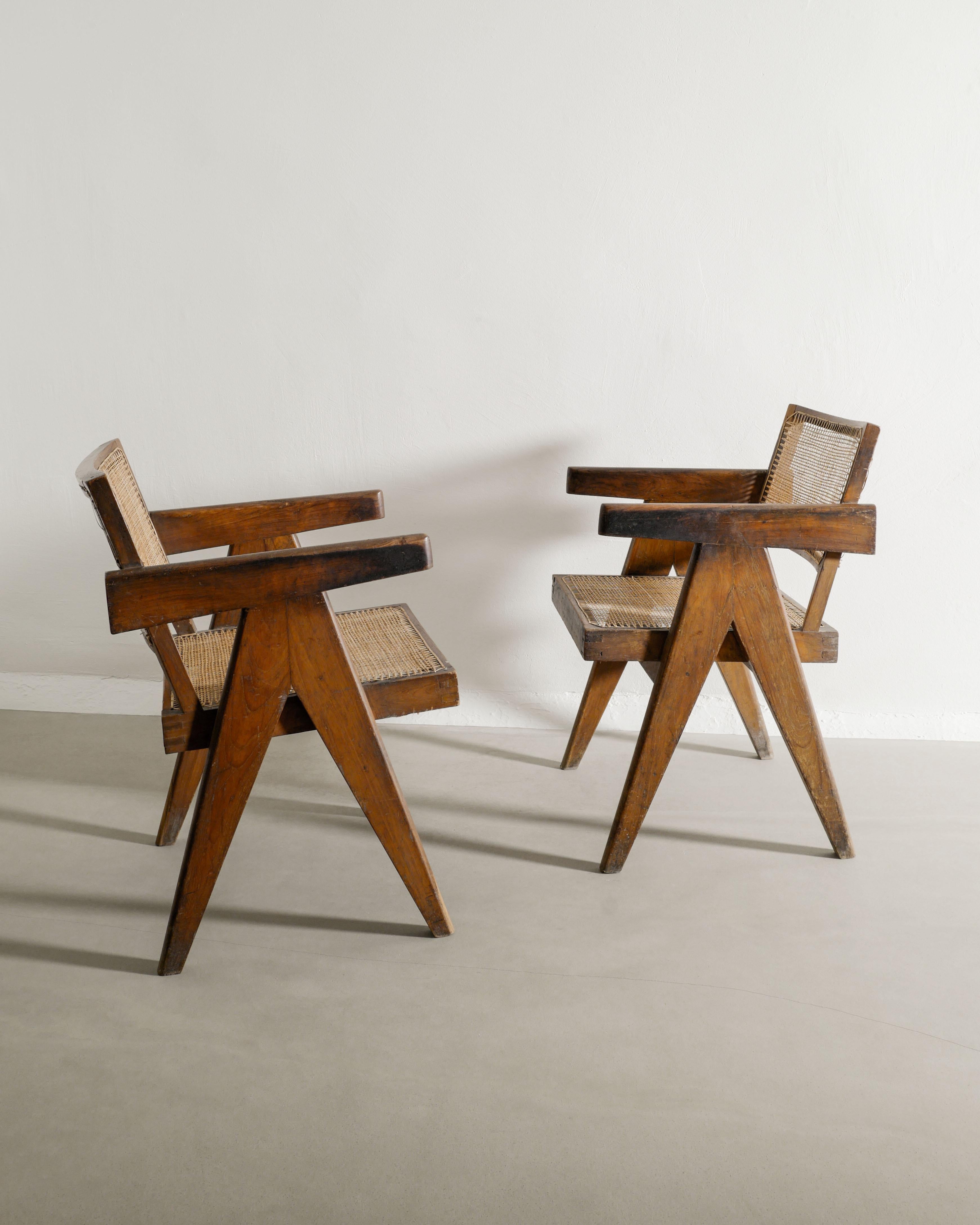 Metà XX secolo Coppia di sedie da pranzo da ufficio in legno di teak e rattan Pierre Jeanneret, India, anni '50 in vendita
