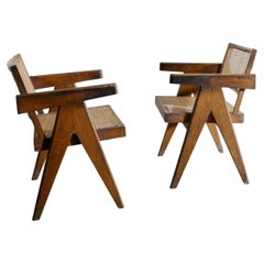 Pareja de sillas de comedor de oficina Pierre Jeanneret de madera de teca y ratán, India Años 50