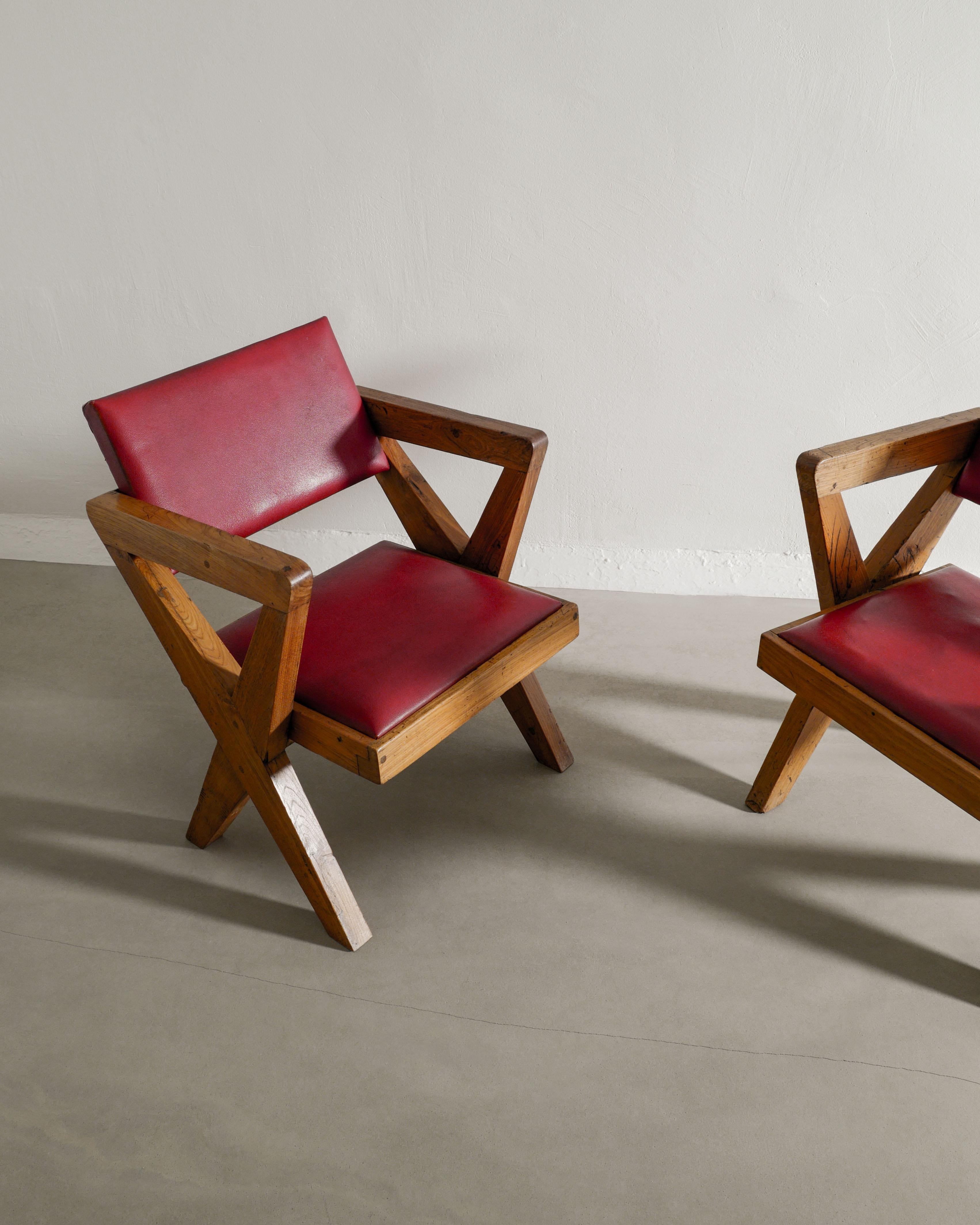 Mid-Century moderno Coppia di poltrone a X di Pierre Jeanneret in teak e pelle per Chandigarh, anni '50 in vendita