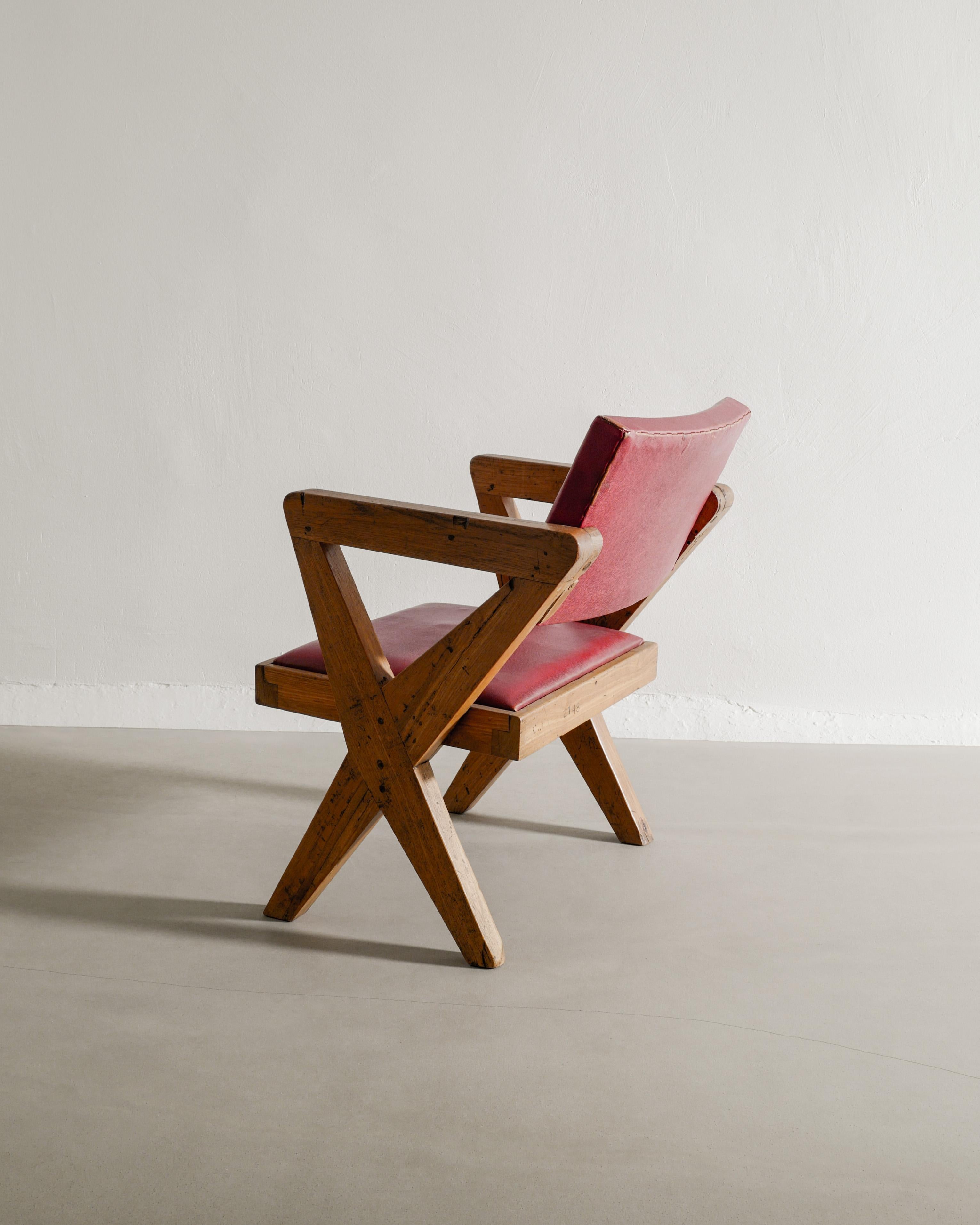 Indiano Coppia di poltrone a X di Pierre Jeanneret in teak e pelle per Chandigarh, anni '50 in vendita