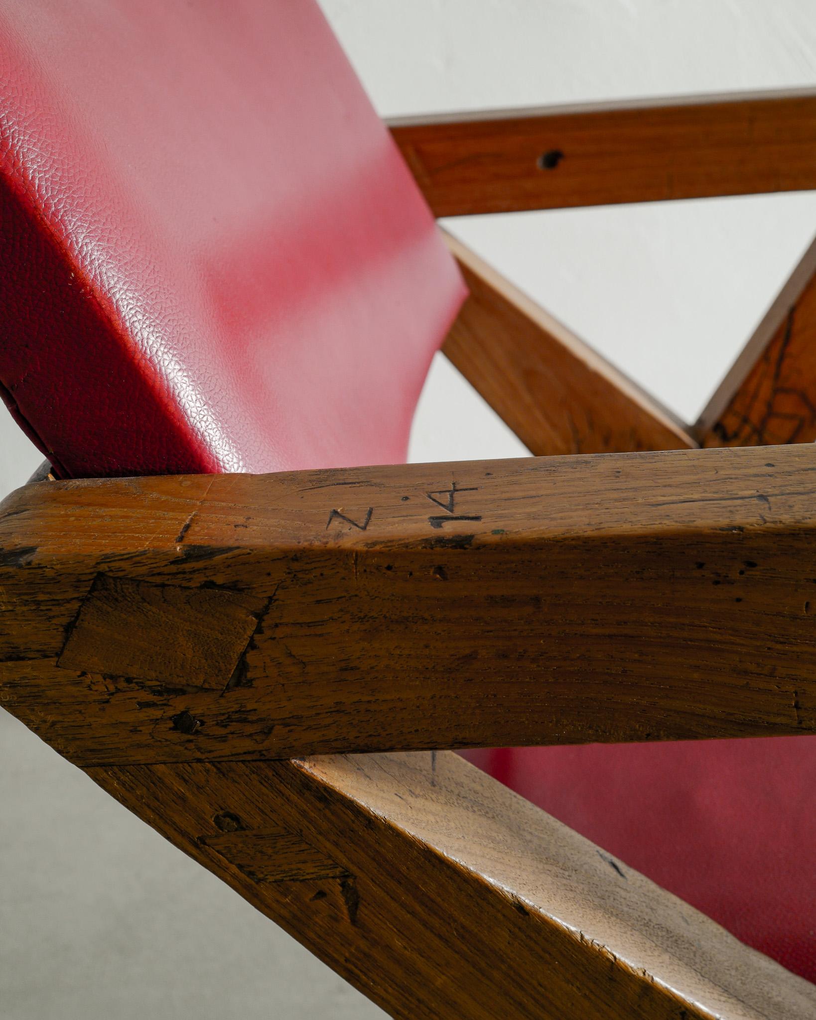 Coppia di poltrone a X di Pierre Jeanneret in teak e pelle per Chandigarh, anni '50 In condizioni buone in vendita a Stockholm, SE