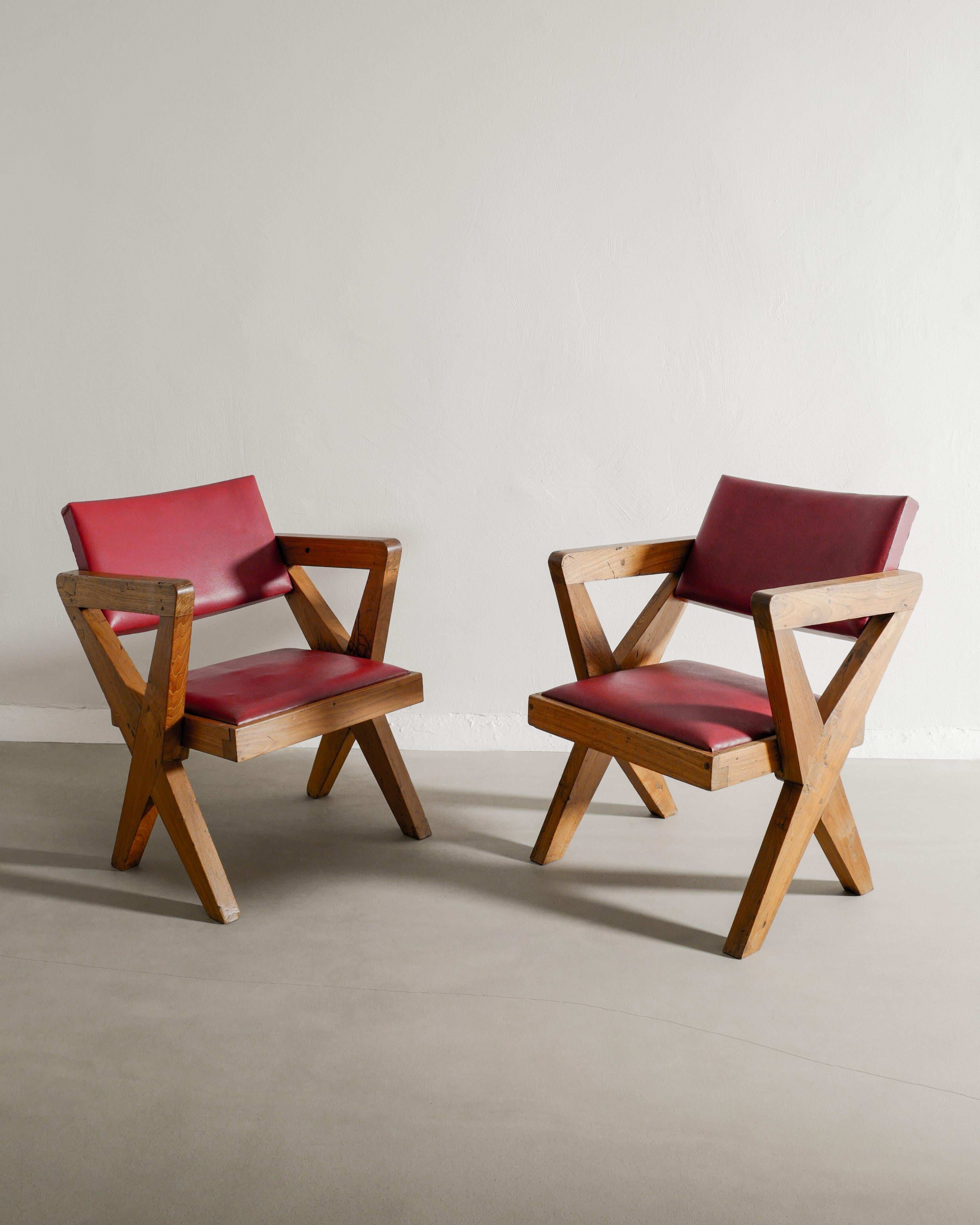 Metà XX secolo Coppia di poltrone a X di Pierre Jeanneret in teak e pelle per Chandigarh, anni '50 in vendita