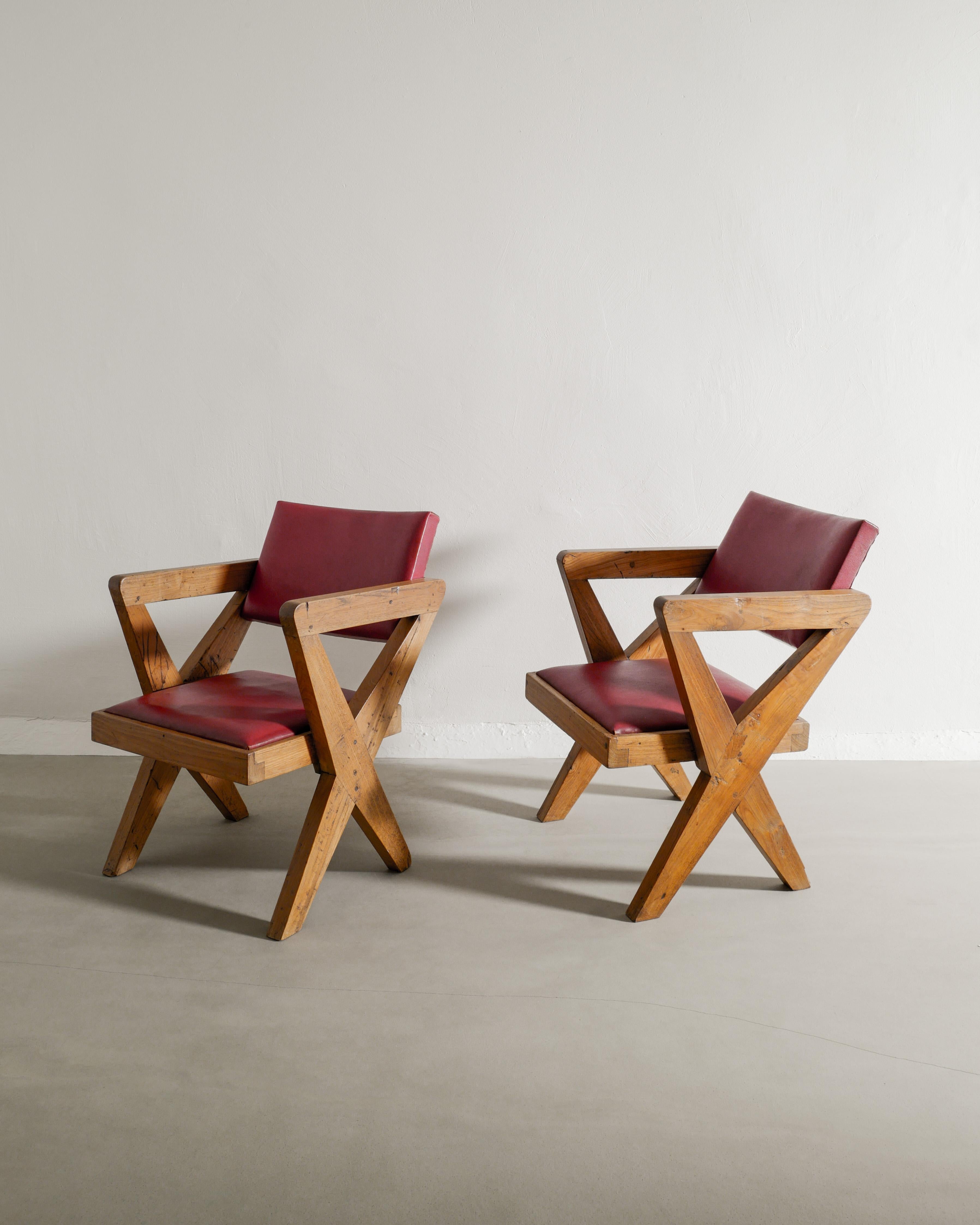 Pelle Coppia di poltrone a X di Pierre Jeanneret in teak e pelle per Chandigarh, anni '50 in vendita