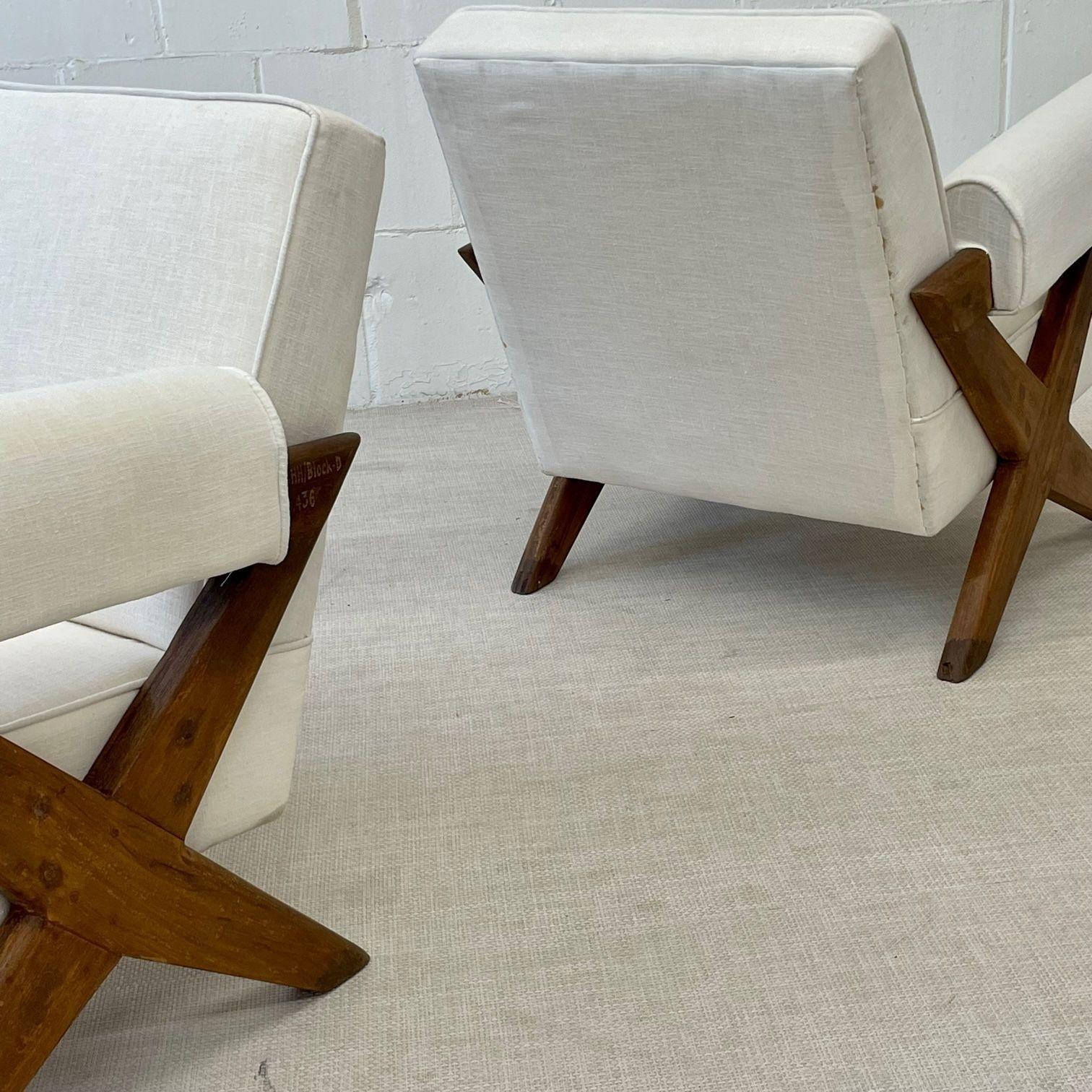 Pierre Jeanneret, moderne français du milieu du siècle, chaises longues tapissées, lin blanc, Inde, années 1960
 
Chaises de salon rares composées d'un dossier, d'une assise et d'accoudoirs légèrement inclinés reposant sur un double piétement en X.
