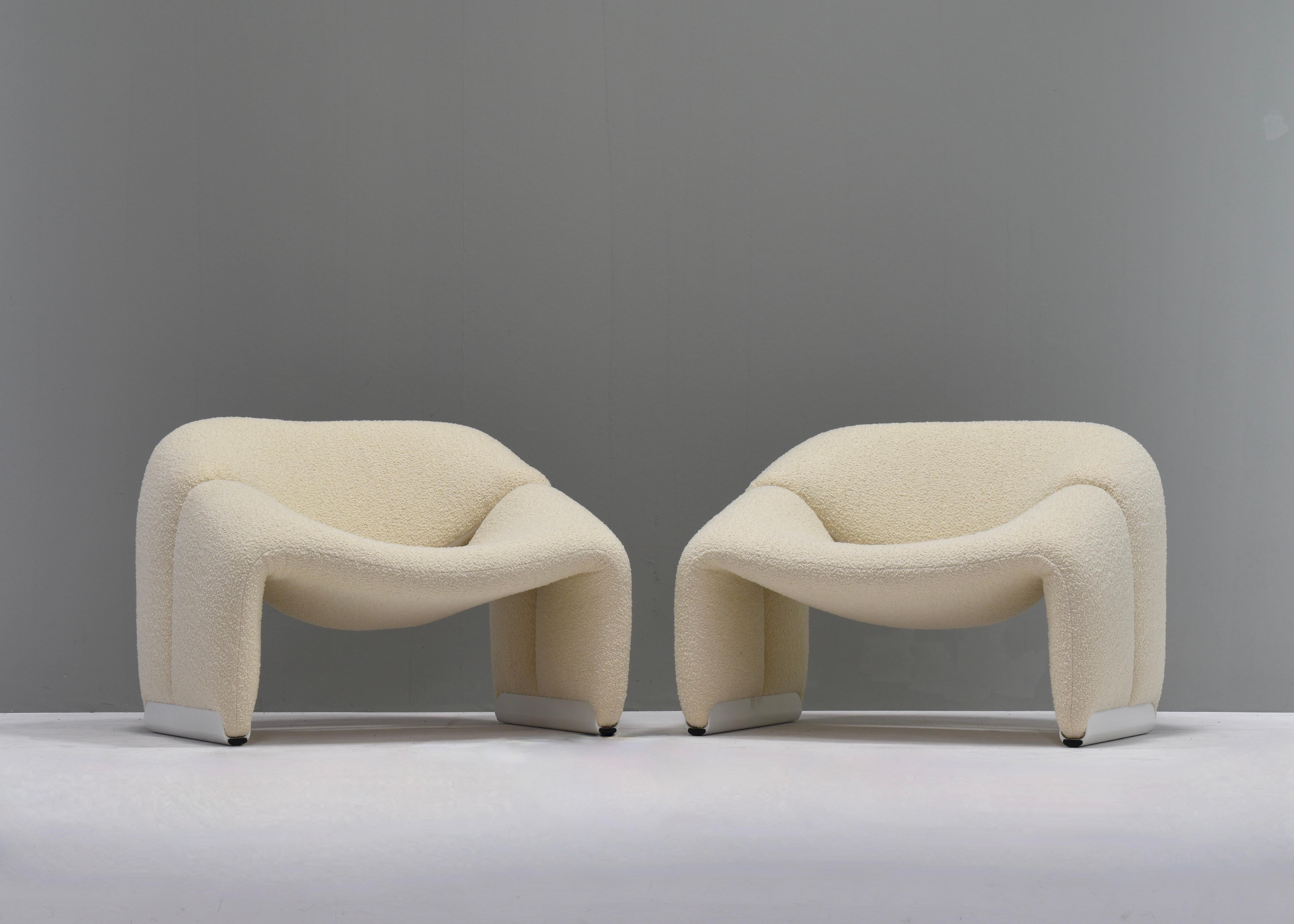 Pair of ‘Groovy’ F598 lounge chairs by Pierre Paulin for ARTIFORT – Netherlands, 1972.
The chairs have been reupholstered in a beautiful off-white bouclé wool/cotton fabric from Paris, France.
Designer: Pierre Paulin (France)
Manufacturer::