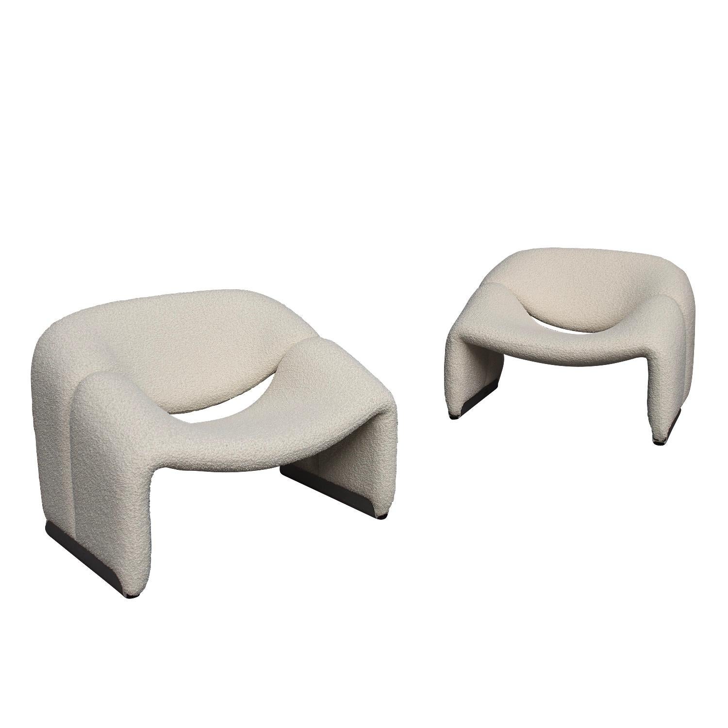 Pair of ‘Groovy’ F598 lounge chairs by Pierre Paulin for Artifort, Netherlands, 1972.

The chair has been reupholstered in a beautiful off-white bouclé wool/cotton fabric by Bisson Bruneel (France). Off-white fabric with aluminium feet.
The price is