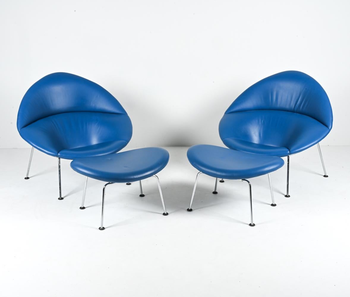 Rehaussez votre intérieur avec cette superbe paire de chaises Globe vintage de Pierre Paulin pour Artifort, complète avec les ottomans assortis. Ces chaises emblématiques témoignent de l'éclat du design de Pierre Paulin et de l'attrait durable du