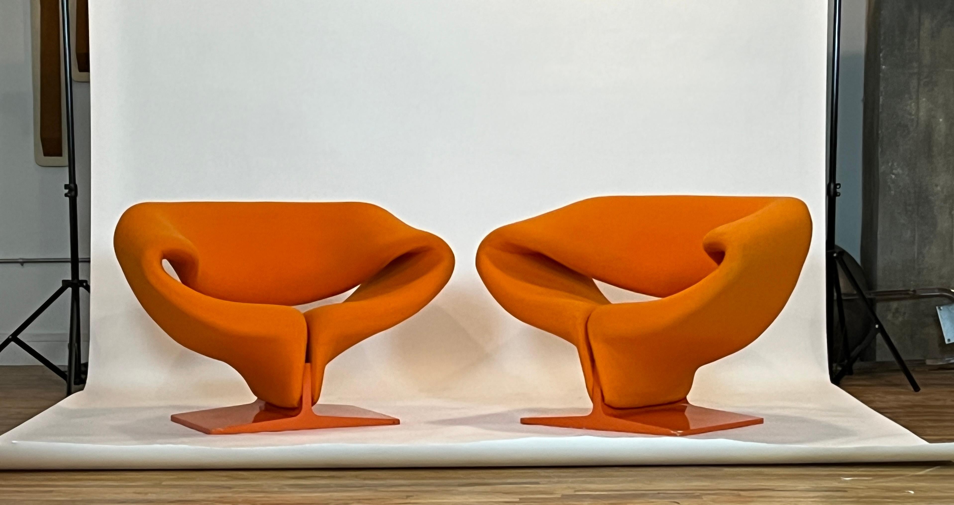 Pair of Artifort Pierre Paulin ribbon chairs model 582 with contoured tubular steel shape. Space age form with curling sides and molded comfortable upholstered loop chair floating on a pedestal base, mounted on lacquer wood base. Chairs and bases