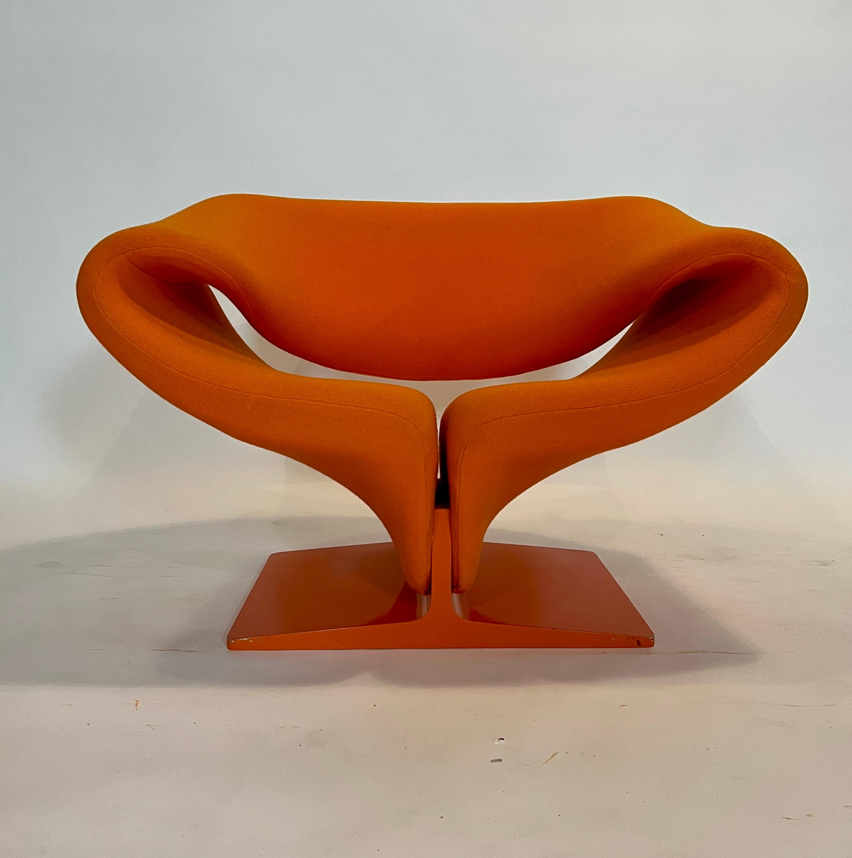 Pair of Pierre Paulin Ribbon Chair by Artifort In Good Condition For Sale In Chicago, IL