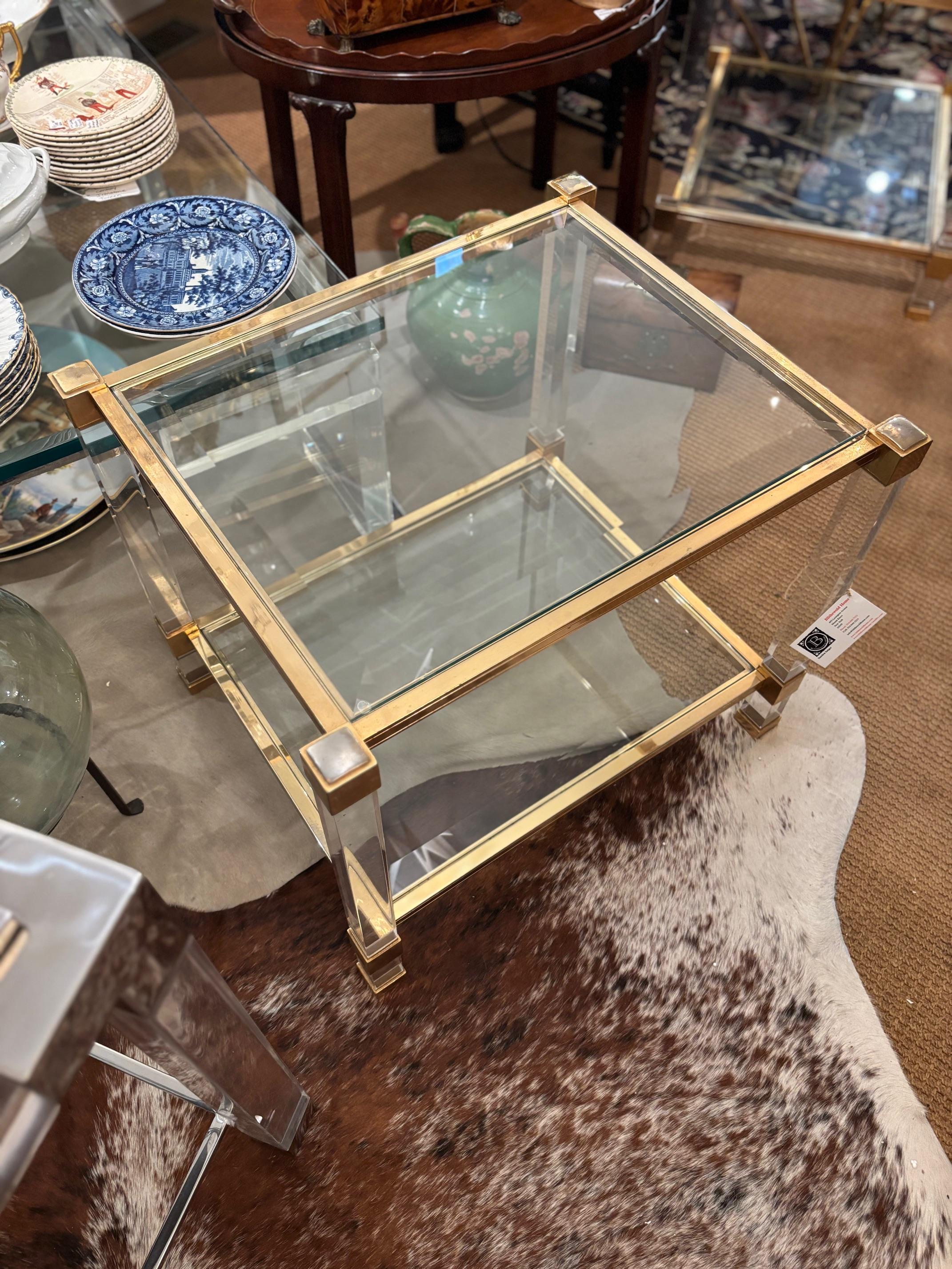 Exceptionnelle paire de tables d'appoint vintage avec pieds en lucite claire encadrés de métal doré.  tables d'appoint. Fabriqué en France et attribué à Pierre Vandel. Dessus et dessous en verre biseauté. Ces tables sont en très bon état et