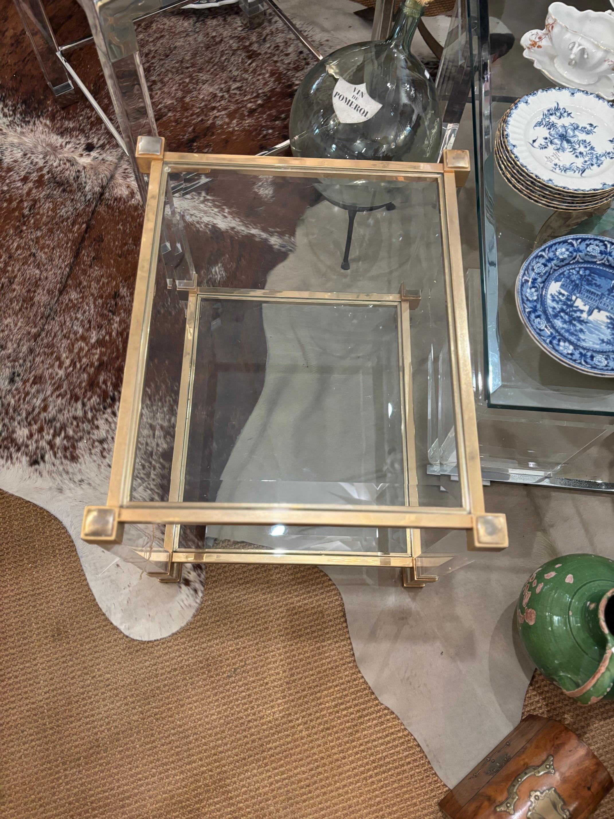 Mid-Century Modern Paire de tables d'appoint Pierre Vandel en Lucite et métal doré avec verre biseauté en vente