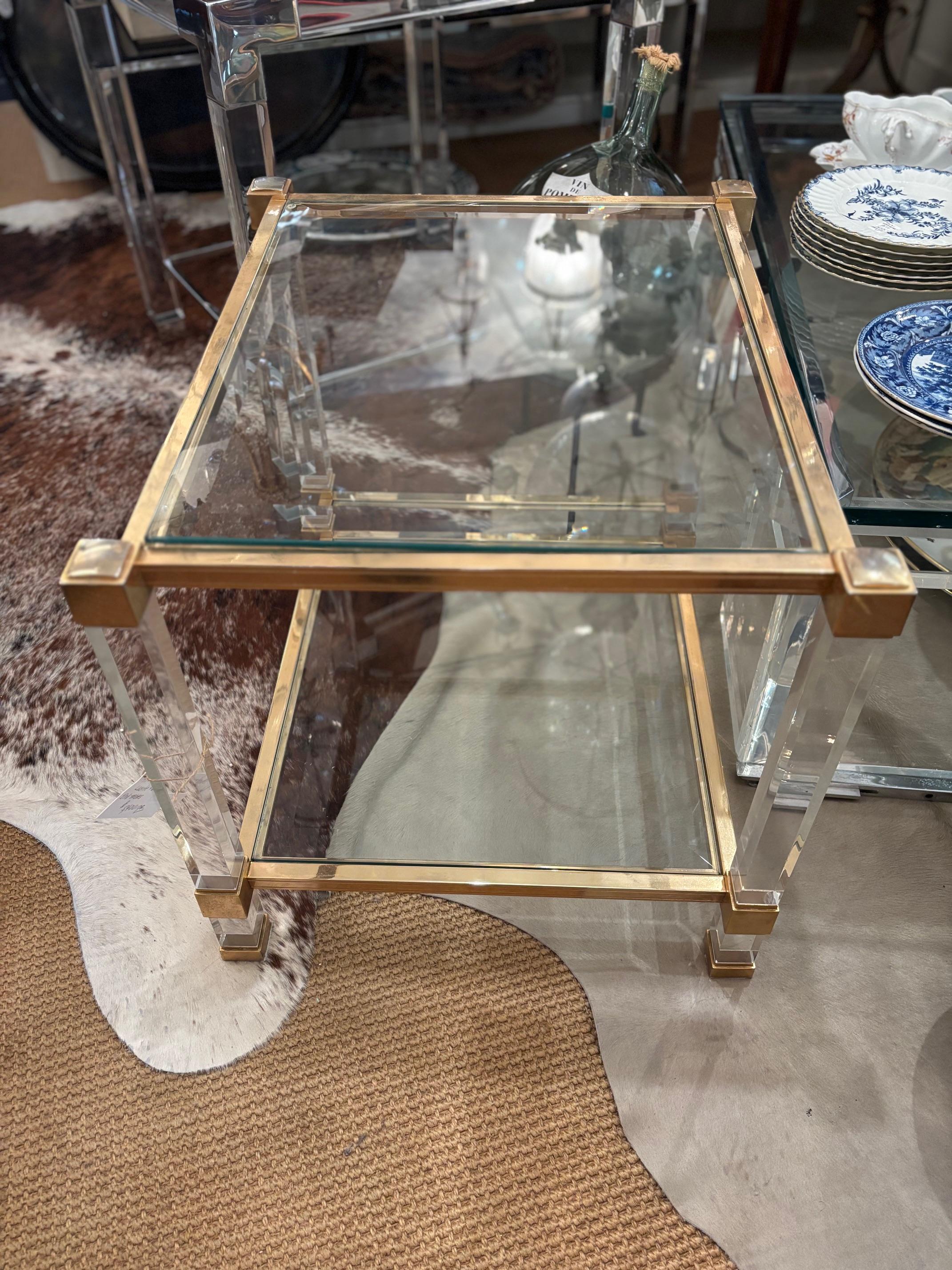 Français Paire de tables d'appoint Pierre Vandel en Lucite et métal doré avec verre biseauté en vente