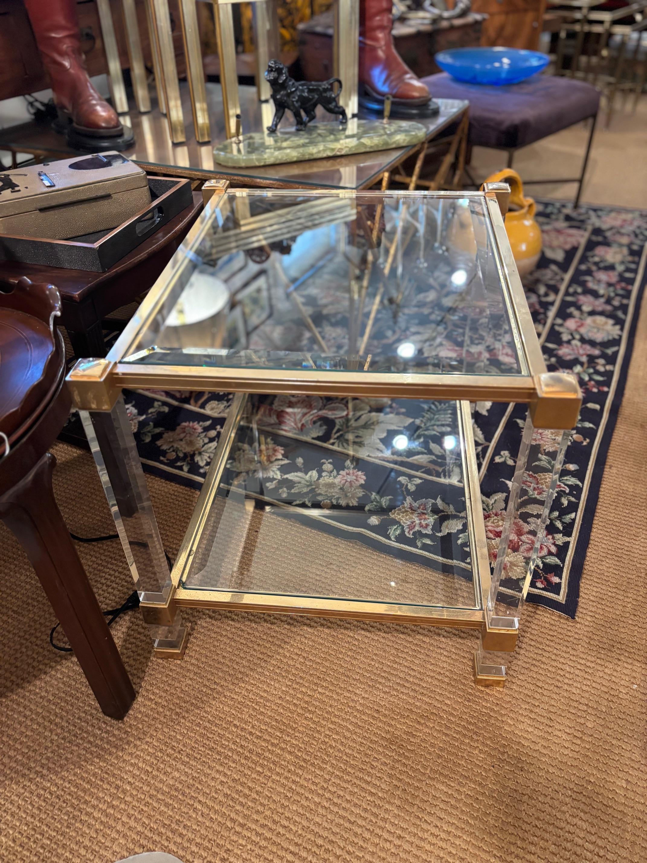 Biseauté Paire de tables d'appoint Pierre Vandel en Lucite et métal doré avec verre biseauté en vente