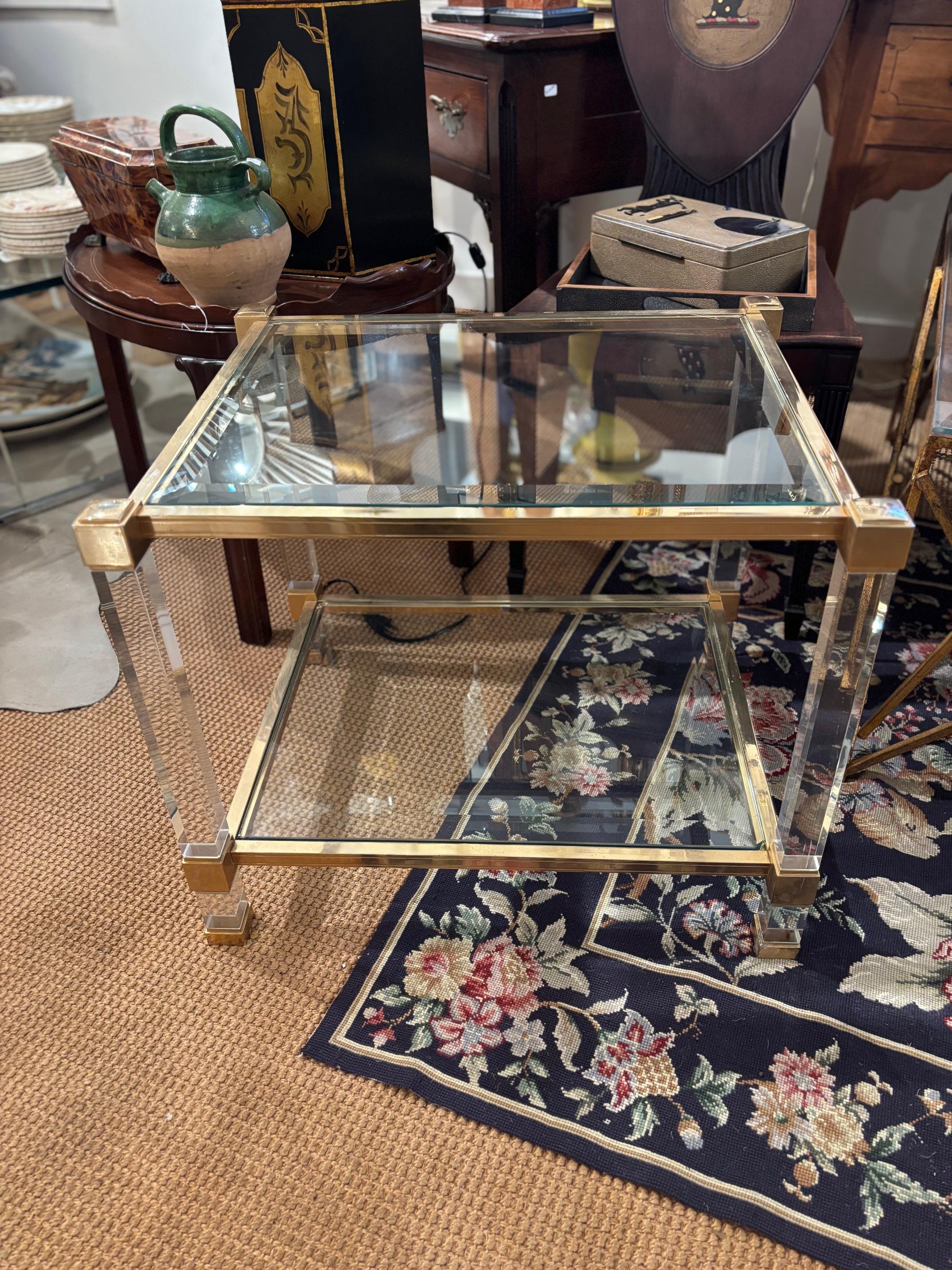 Paire de tables d'appoint Pierre Vandel en Lucite et métal doré avec verre biseauté Excellent état - En vente à Mt Kisco, NY
