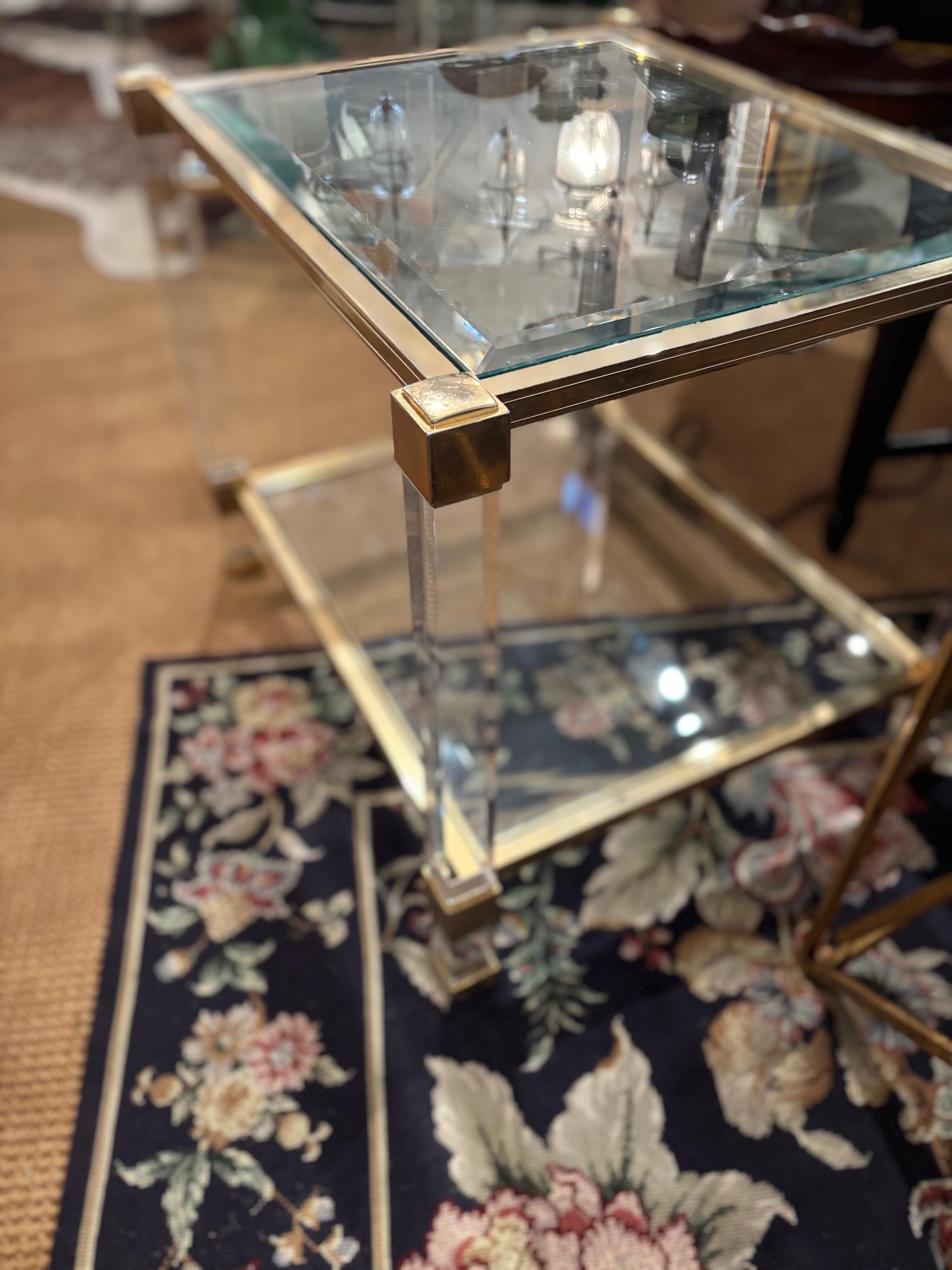 20ième siècle Paire de tables d'appoint Pierre Vandel en Lucite et métal doré avec verre biseauté en vente