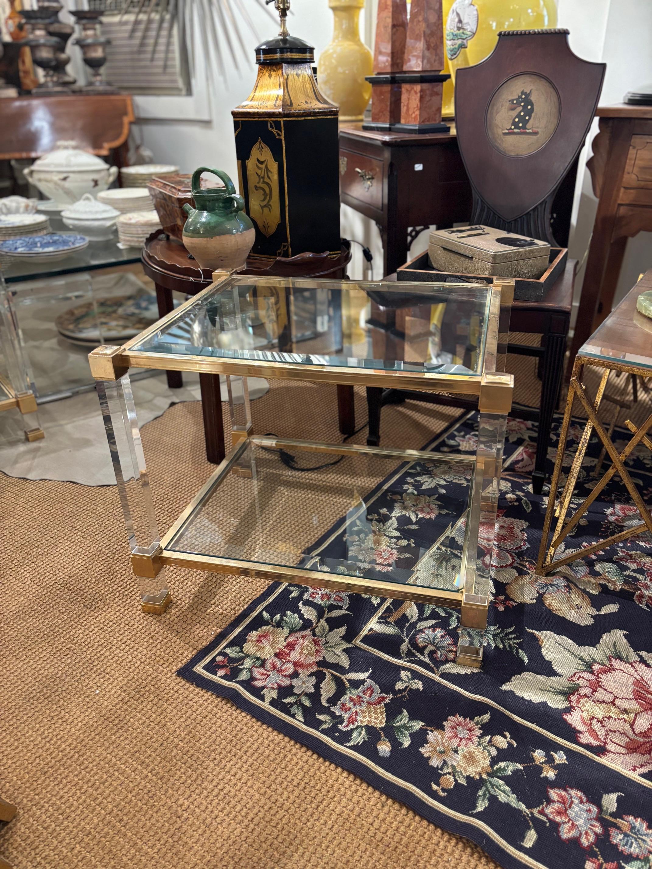 Métal Paire de tables d'appoint Pierre Vandel en Lucite et métal doré avec verre biseauté en vente