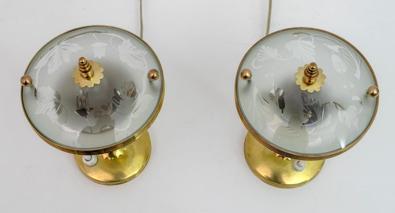 This pair of small midcentury table lamps in glass and brass (Abat-jour) was designed by Pietro Chiesa for Fontana Arte in the 1940s. The pair of lamps, called Him and Her, as you will notice in the photos, are not similar, both the decoration on