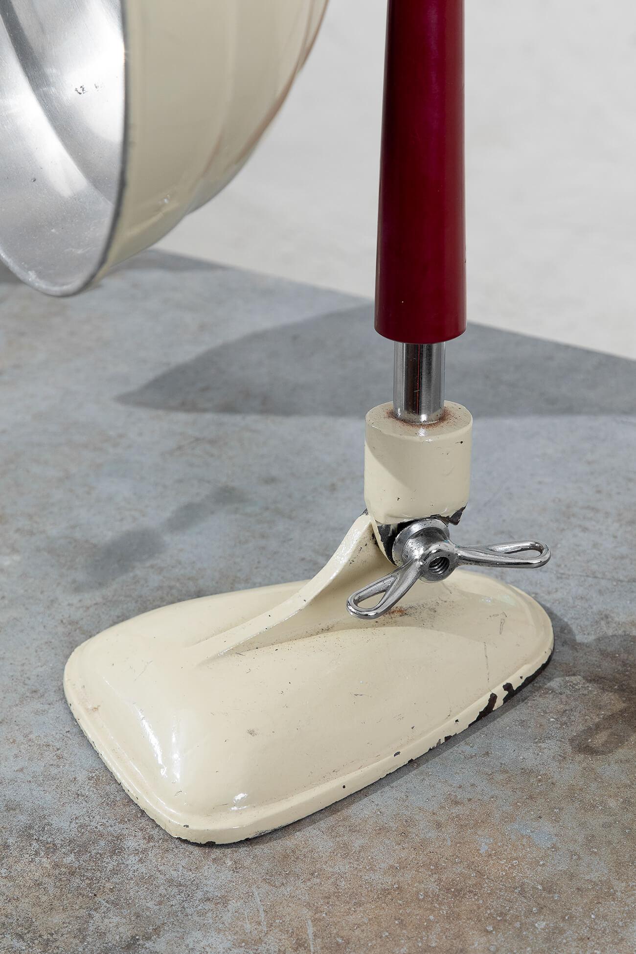 20ième siècle Paire de lampes à chaleur Pifco avec base en fonte, années 1950 en vente