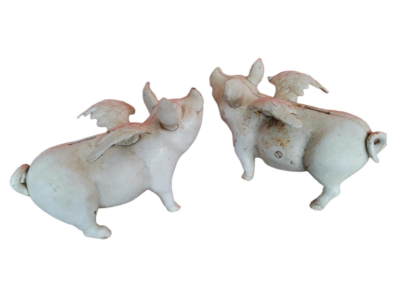 Pair of pigs with wings in wrought iron. They have the shape of a bowl and are from the 50's. Measured 29 cm long.
Good condition.
 