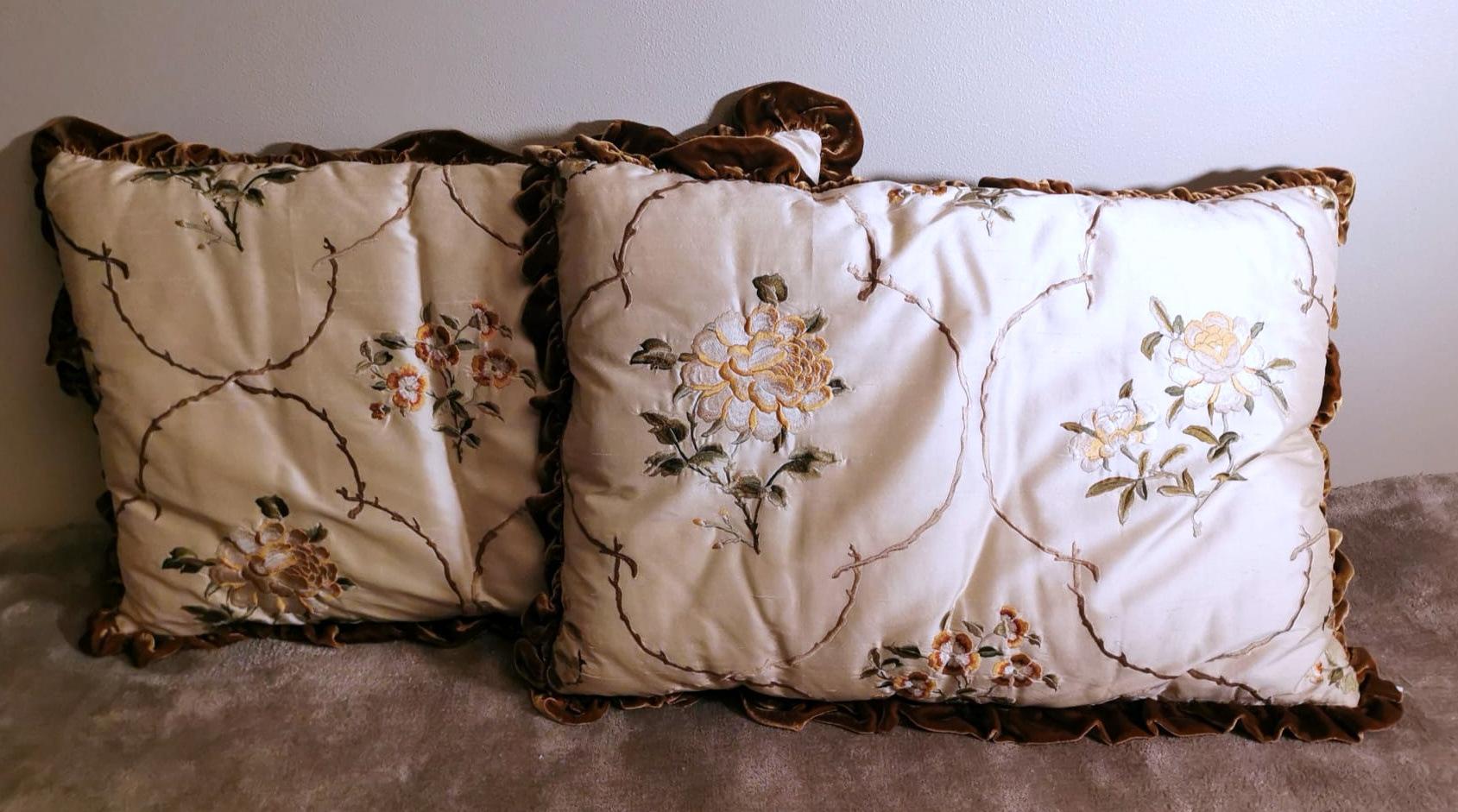 We kindly suggest you read the whole description, because with it we try to give you detailed technical and historical information to guarantee the authenticity of our objects.
Refined pair of embroidered silk cushions, brown silk velvet back, and