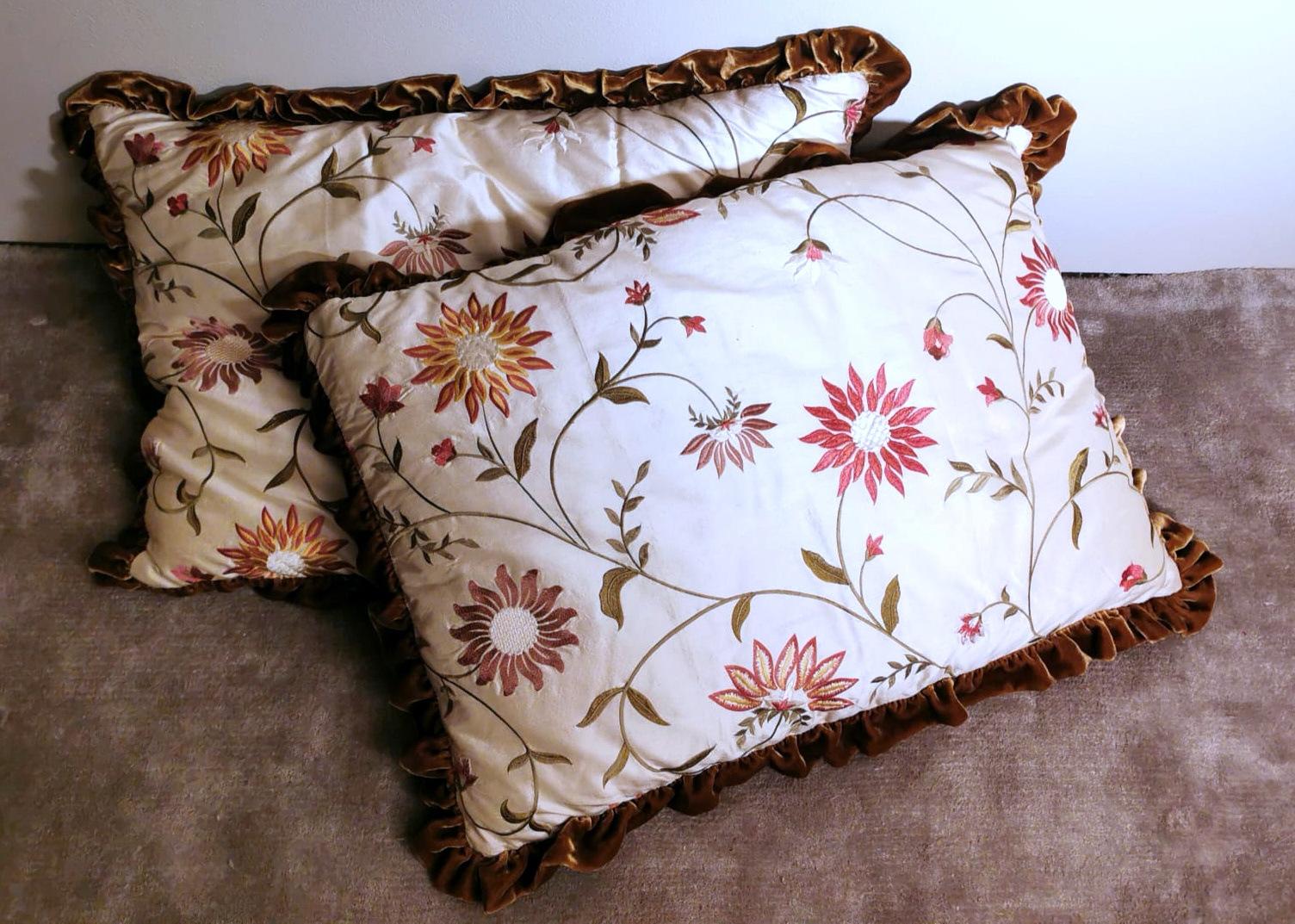 We kindly suggest you read the whole description, because with it we try to give you detailed technical and historical information to guarantee the authenticity of our objects.
Refined pair of embroidered silk cushions, brown silk velvet back, and