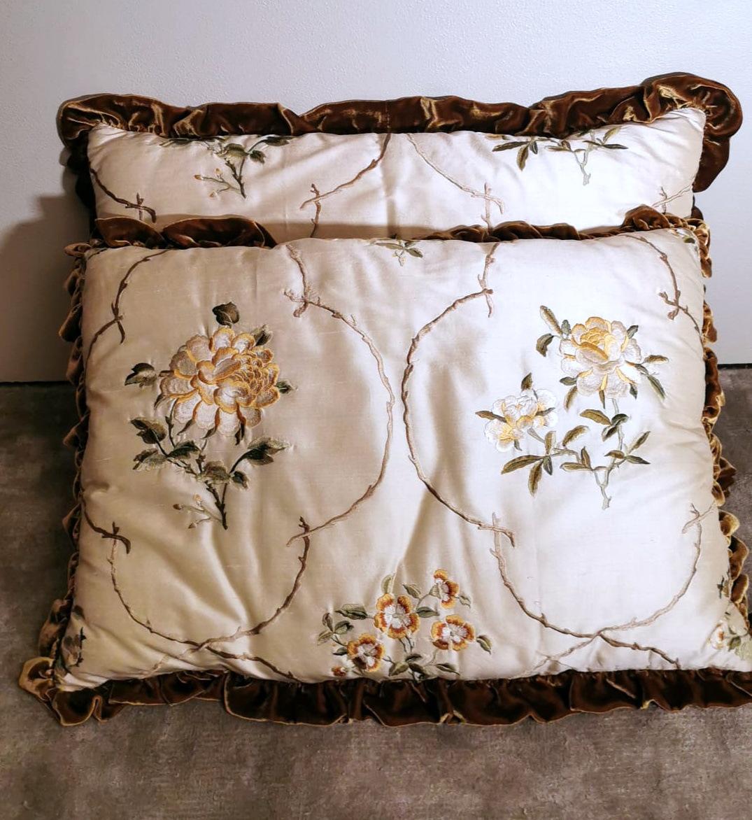 Pair of Pillows Italian Embroidered Silk and Velvet Back In Good Condition For Sale In Prato, Tuscany