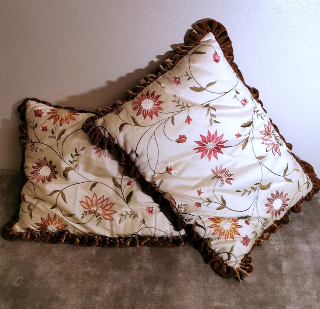 Pair of Pillows Italian Embroidered Silk and Velvet Back In Good Condition For Sale In Prato, Tuscany