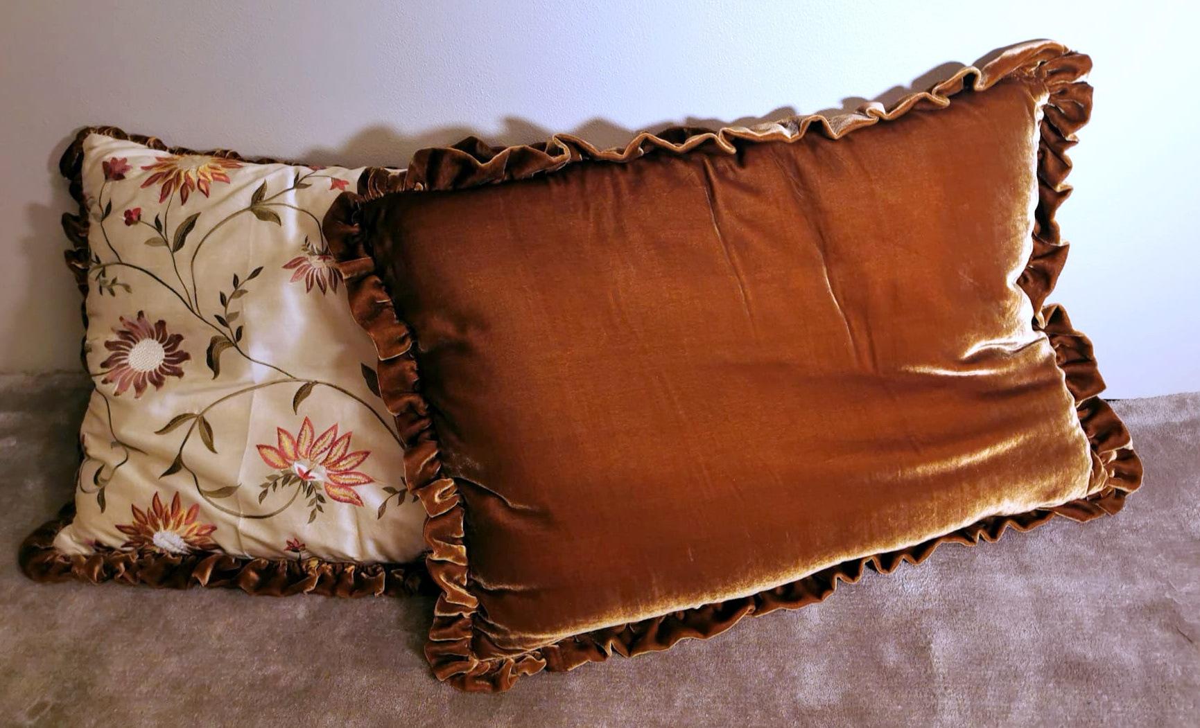 20th Century Pair of Pillows Italian Embroidered Silk and Velvet Back For Sale