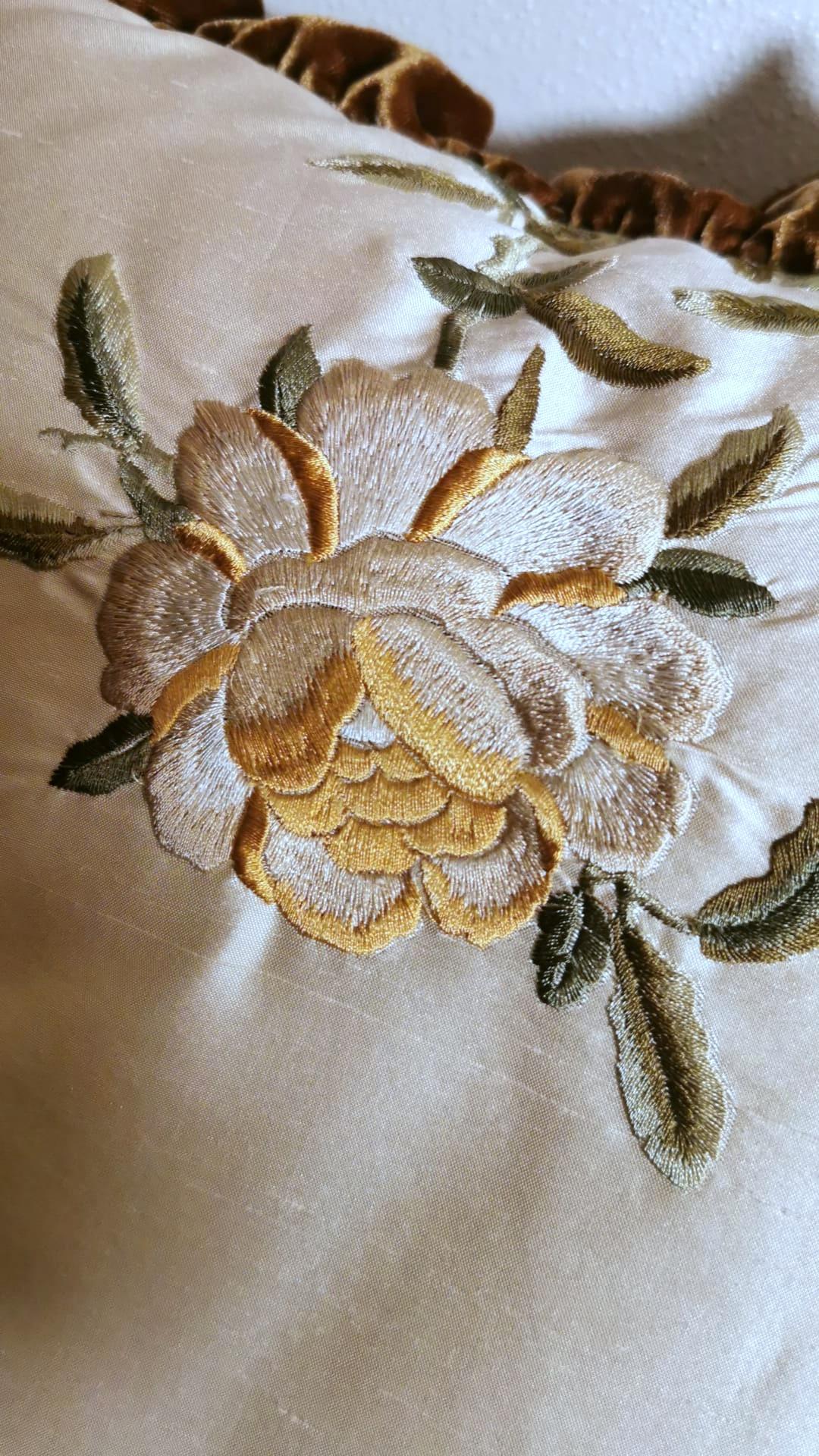 Pair of Pillows Italian Embroidered Silk and Velvet Back For Sale 3