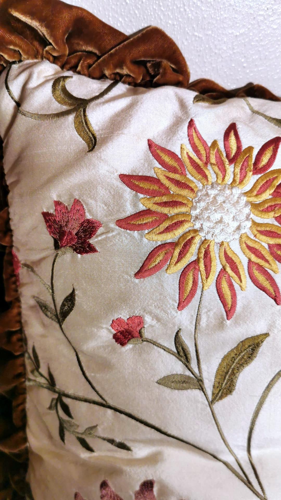 Pair of Pillows Italian Embroidered Silk and Velvet Back For Sale 3