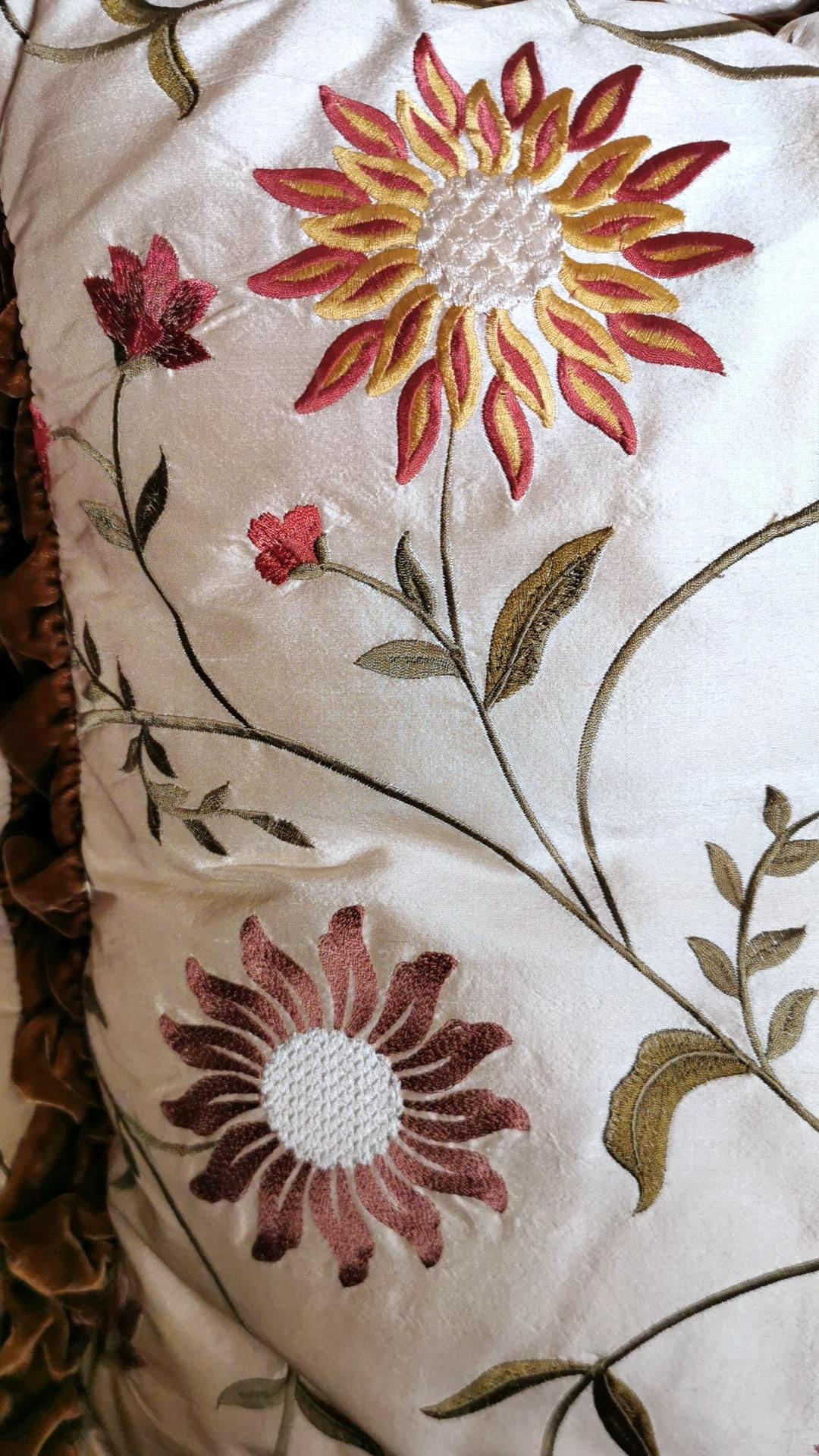 Pair of Pillows Italian Embroidered Silk and Velvet Back For Sale 4