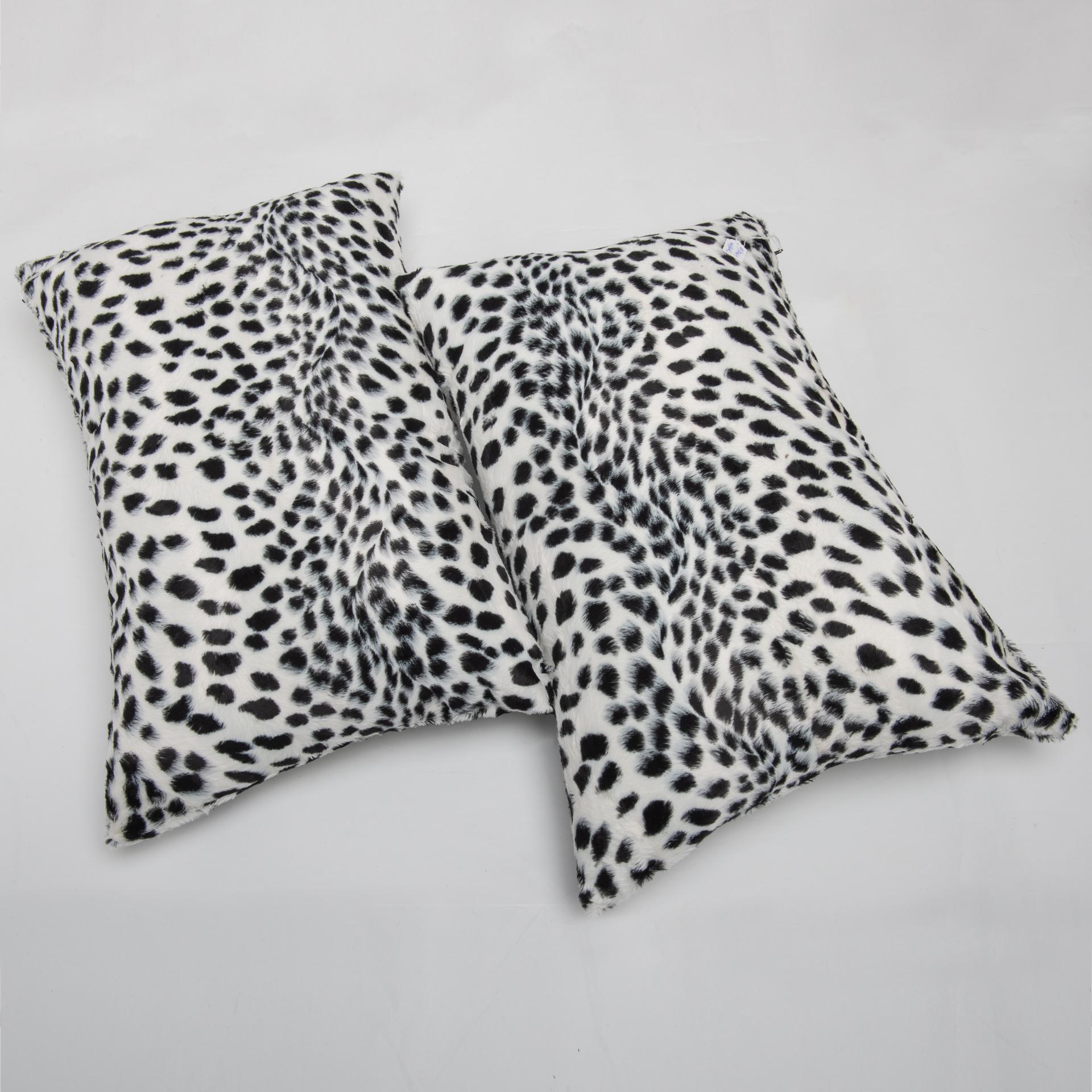 Pair of Pillows in Black and White Dalmatian Fabric In Excellent Condition For Sale In Alessandria, Piemonte