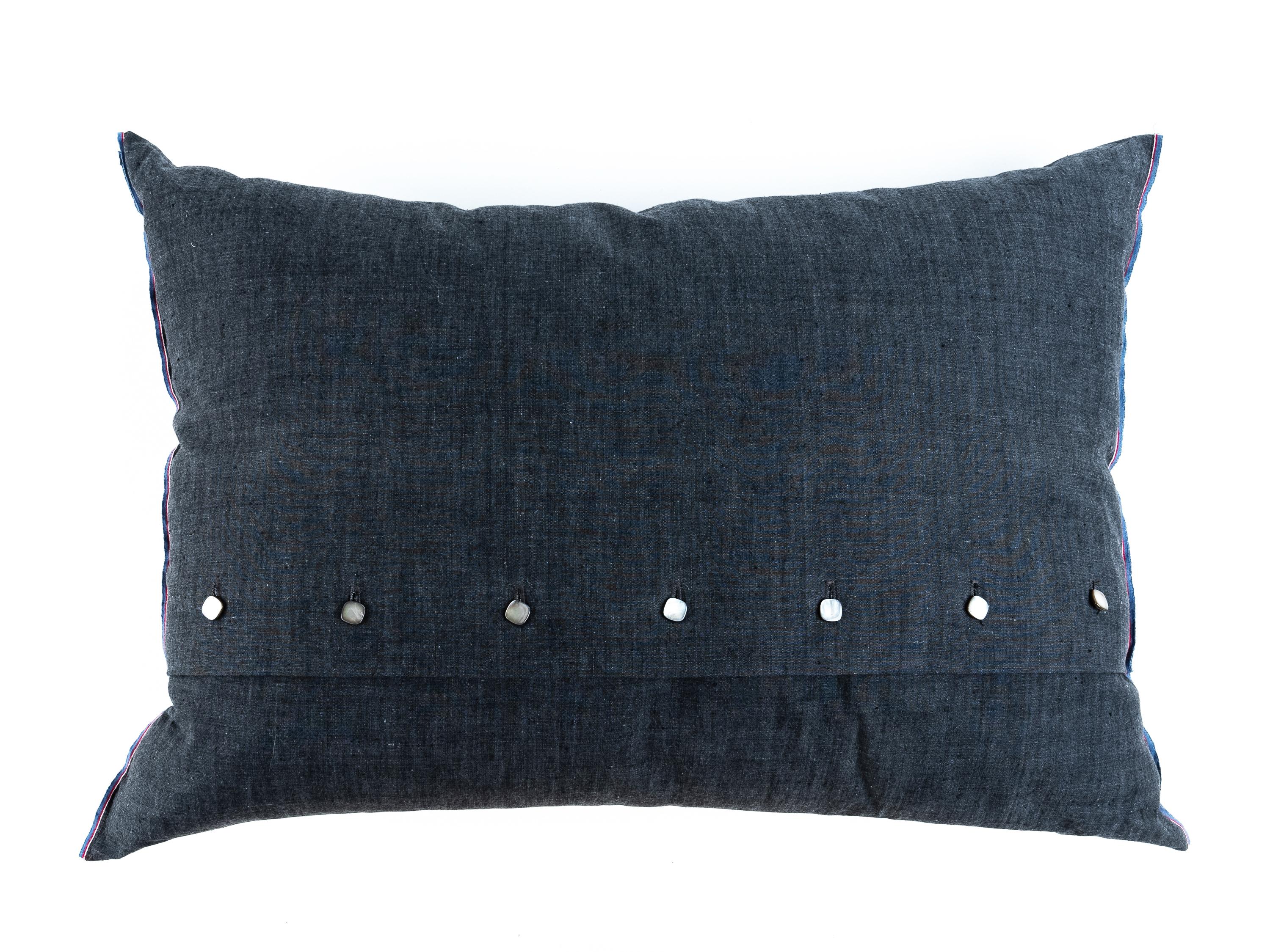 Fabric with history.
Limited edition pair of pillows, made with a fabric called “plancha de algodón” similar to poplin but with more rustic spinning, it is resistant and fresh. Fabric from the well-known company “Textil Mallorquina” original by
