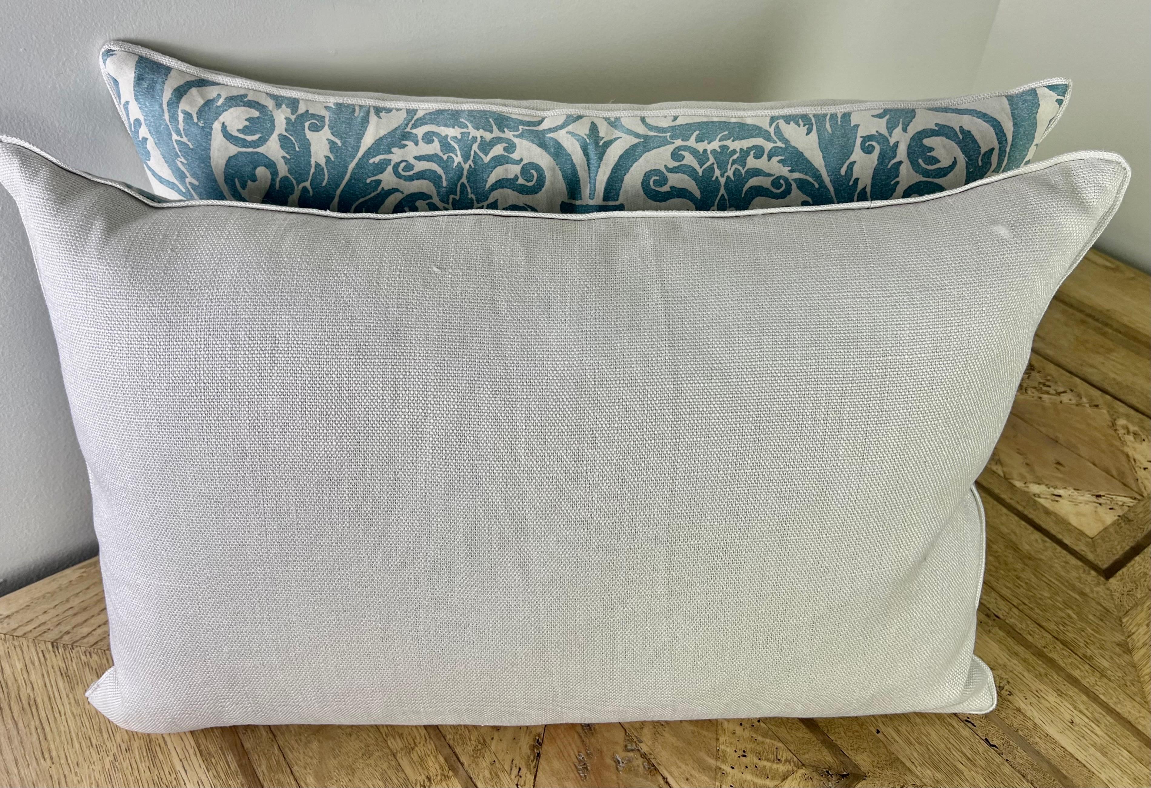 Pair of Pillows with Vintage Blue & White Fortuny Textile with Birds For Sale 3