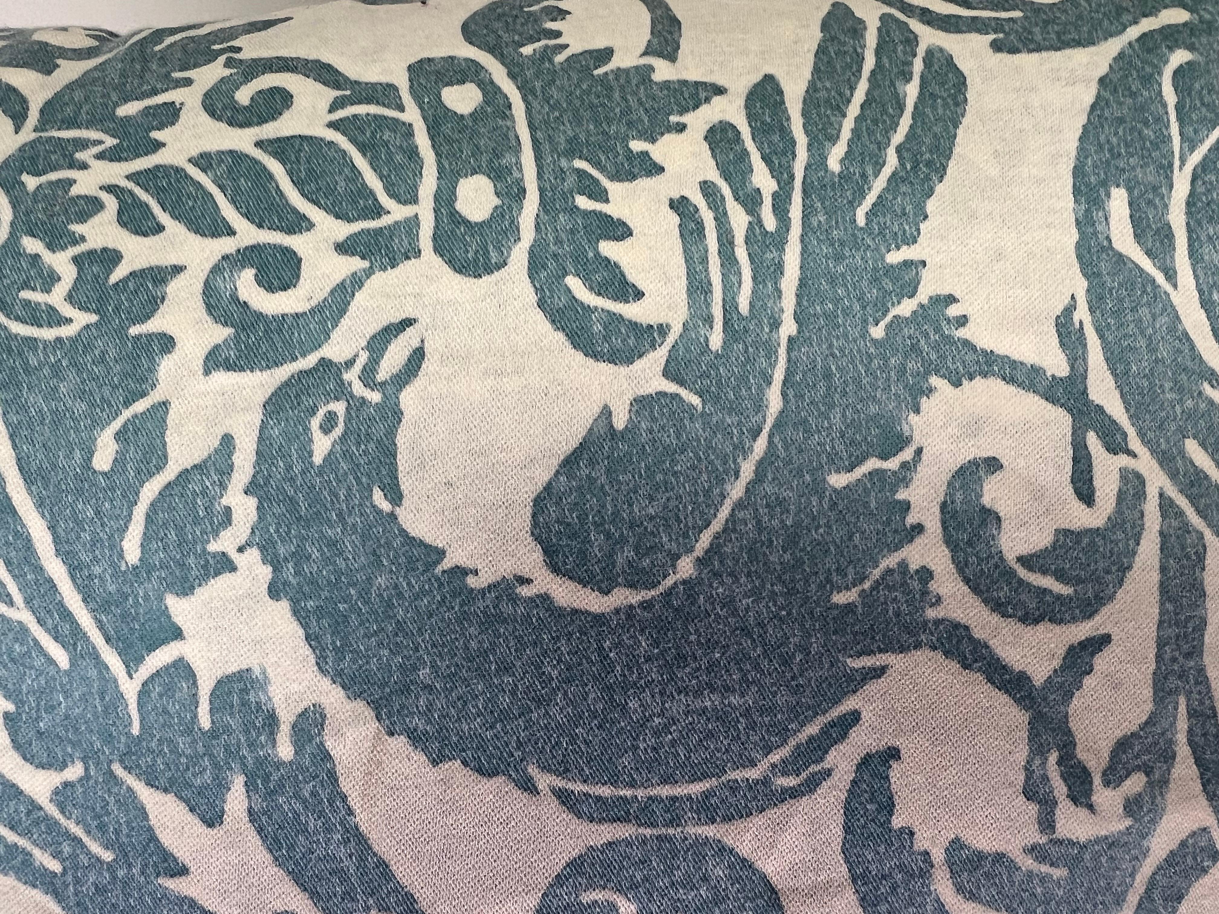 Paire de coussins avec textile Fortuny bleu et blanc vintage avec oiseaux Excellent état - En vente à Los Angeles, CA