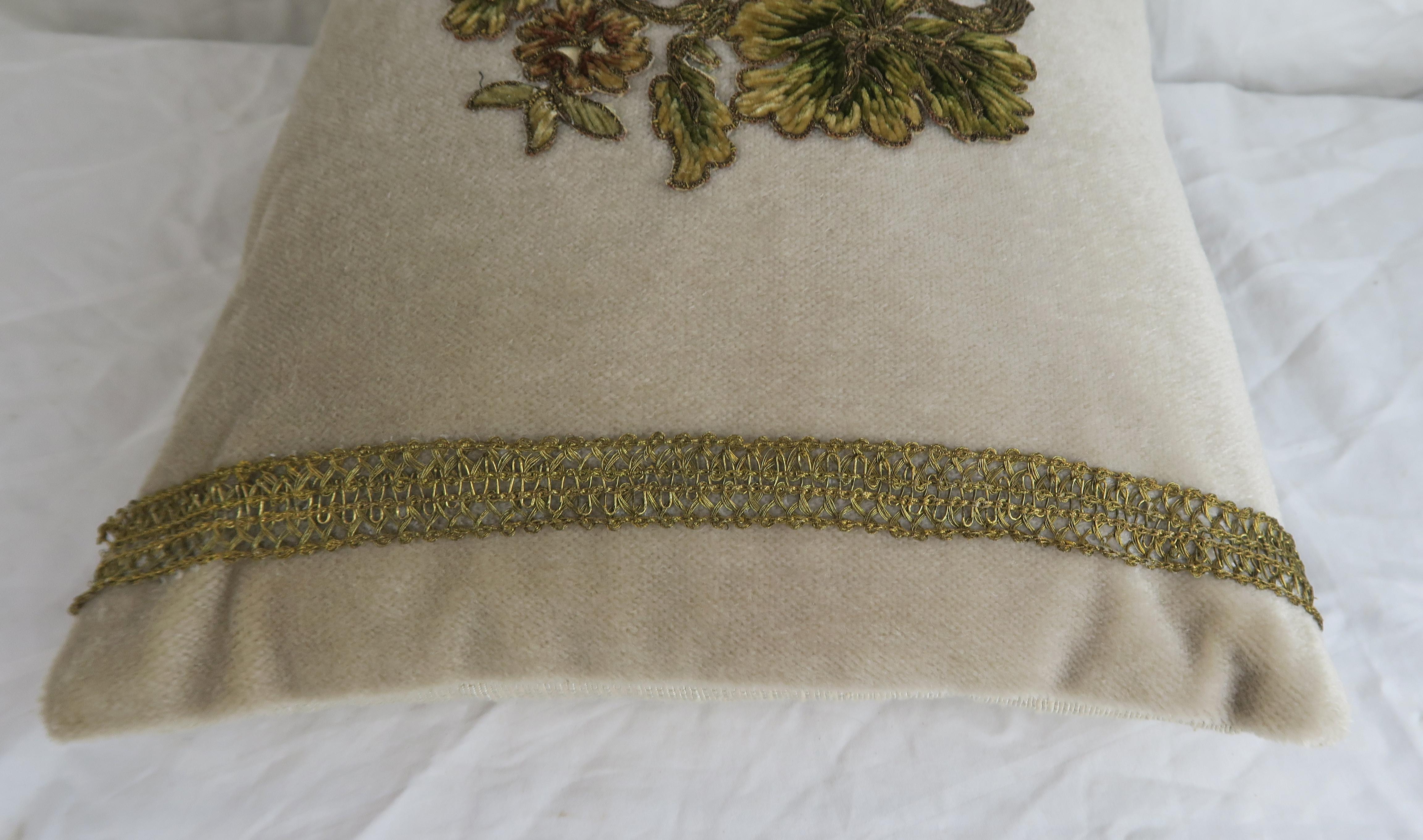 Pair of Pillows with French Floral Applique In Excellent Condition In Los Angeles, CA