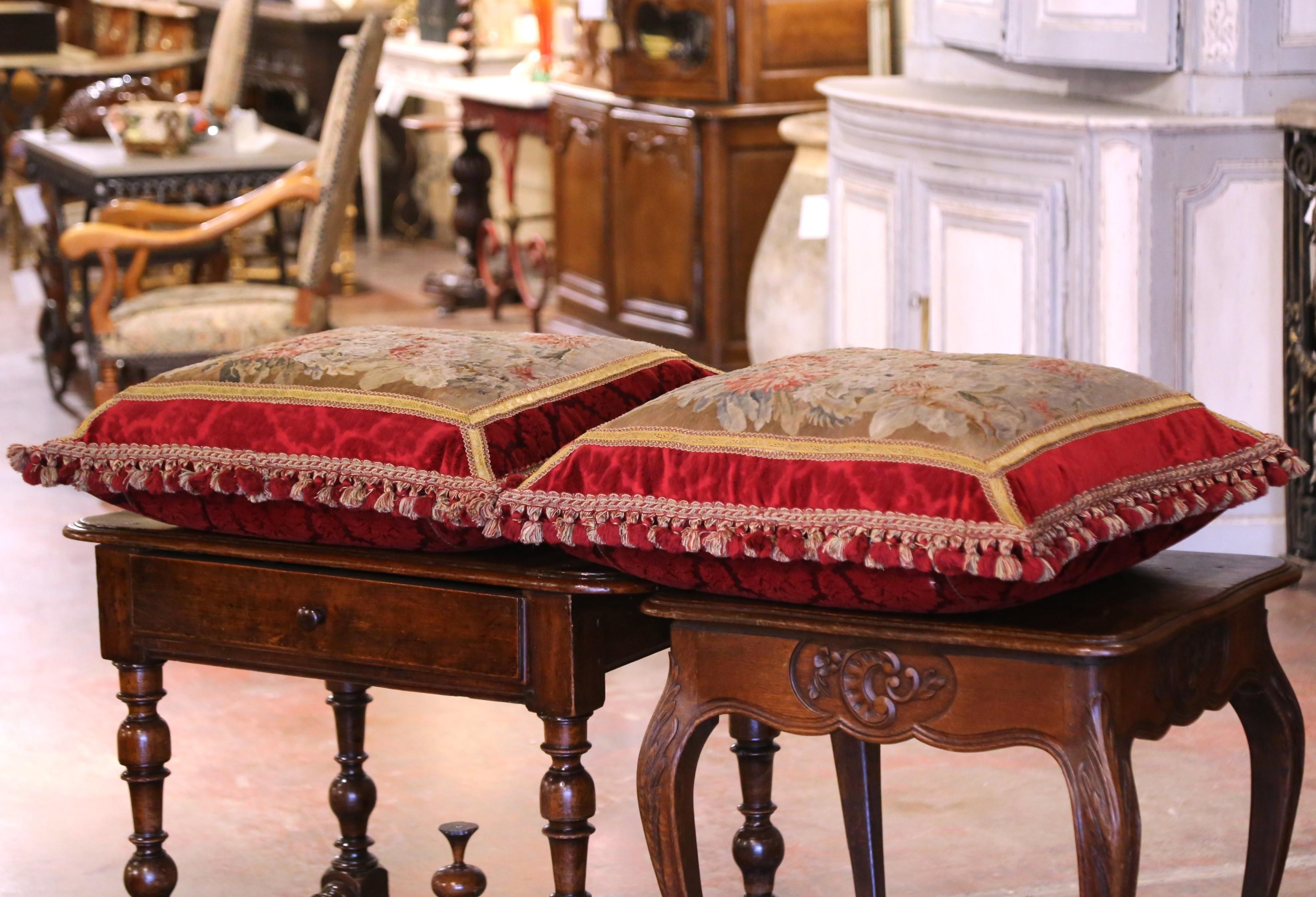 Eleva i tuoi interni con questa raffinata coppia di cuscini antichi con arazzo Aubusson. Realizzato in Francia intorno al 1780, ogni grande cuscino presenta un bouquet floreale finemente intrecciato con crisantemi, rose e fogliame nei toni tenui del