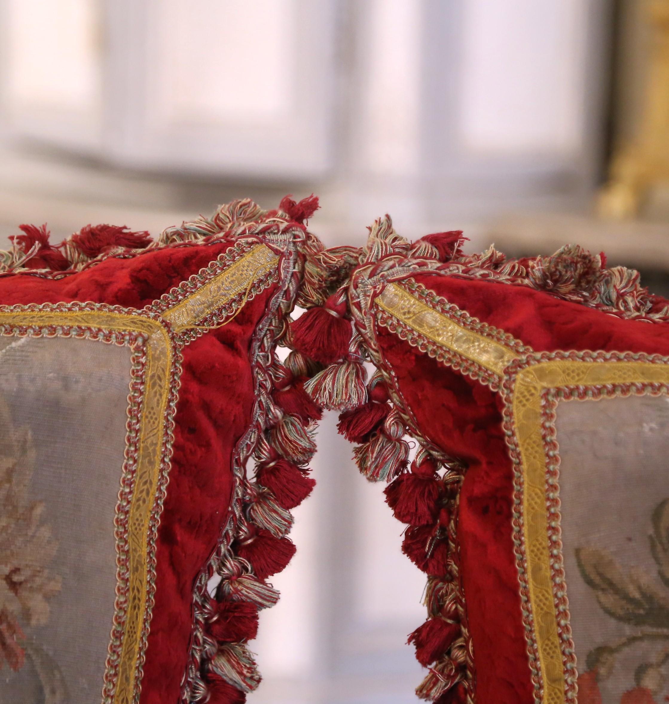Francese Coppia di cuscini con rifiniture e nappe realizzati con l'arazzo Aubusson del XVIII secolo in vendita
