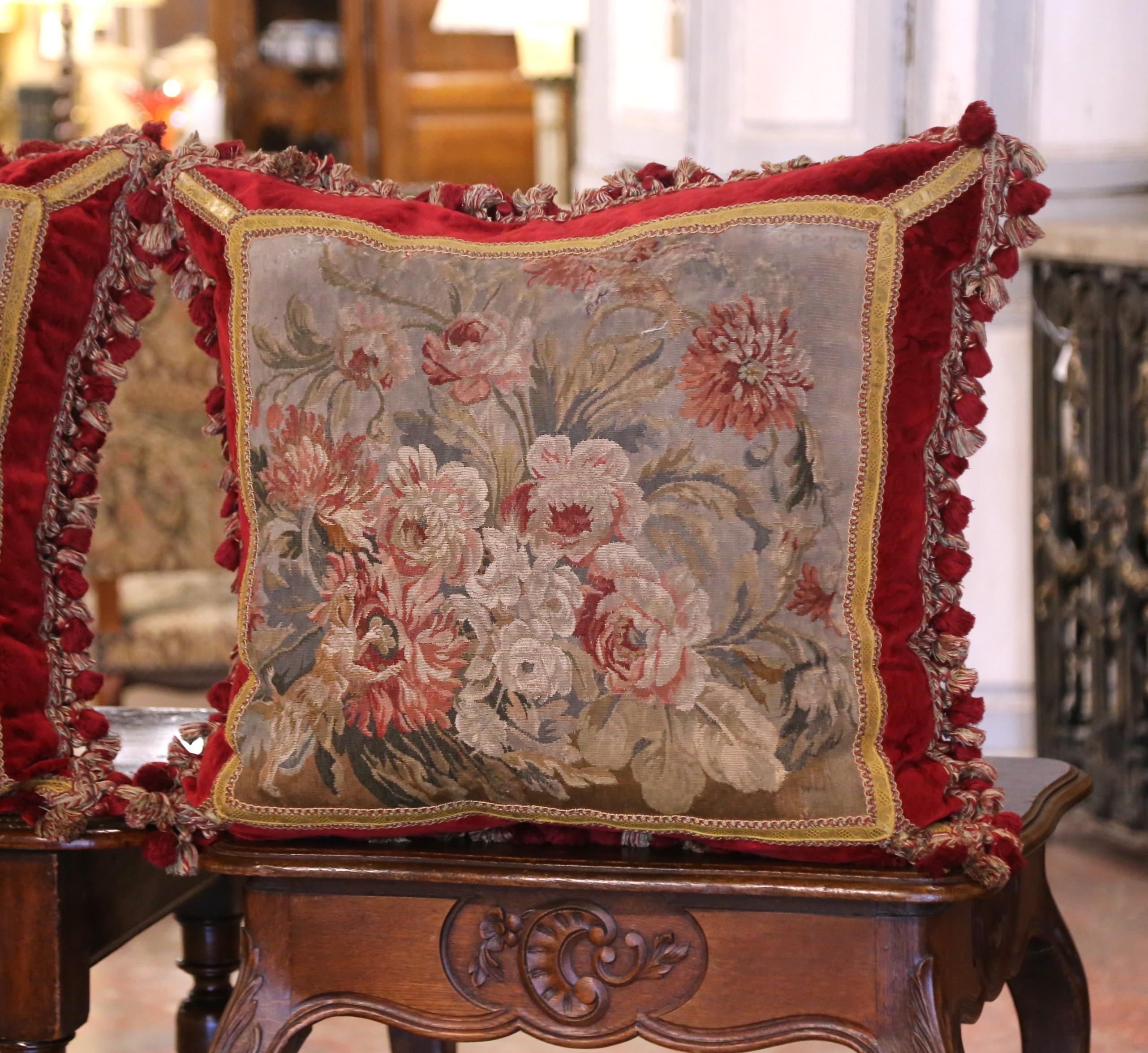 Fatto a mano Coppia di cuscini con rifiniture e nappe realizzati con l'arazzo Aubusson del XVIII secolo in vendita