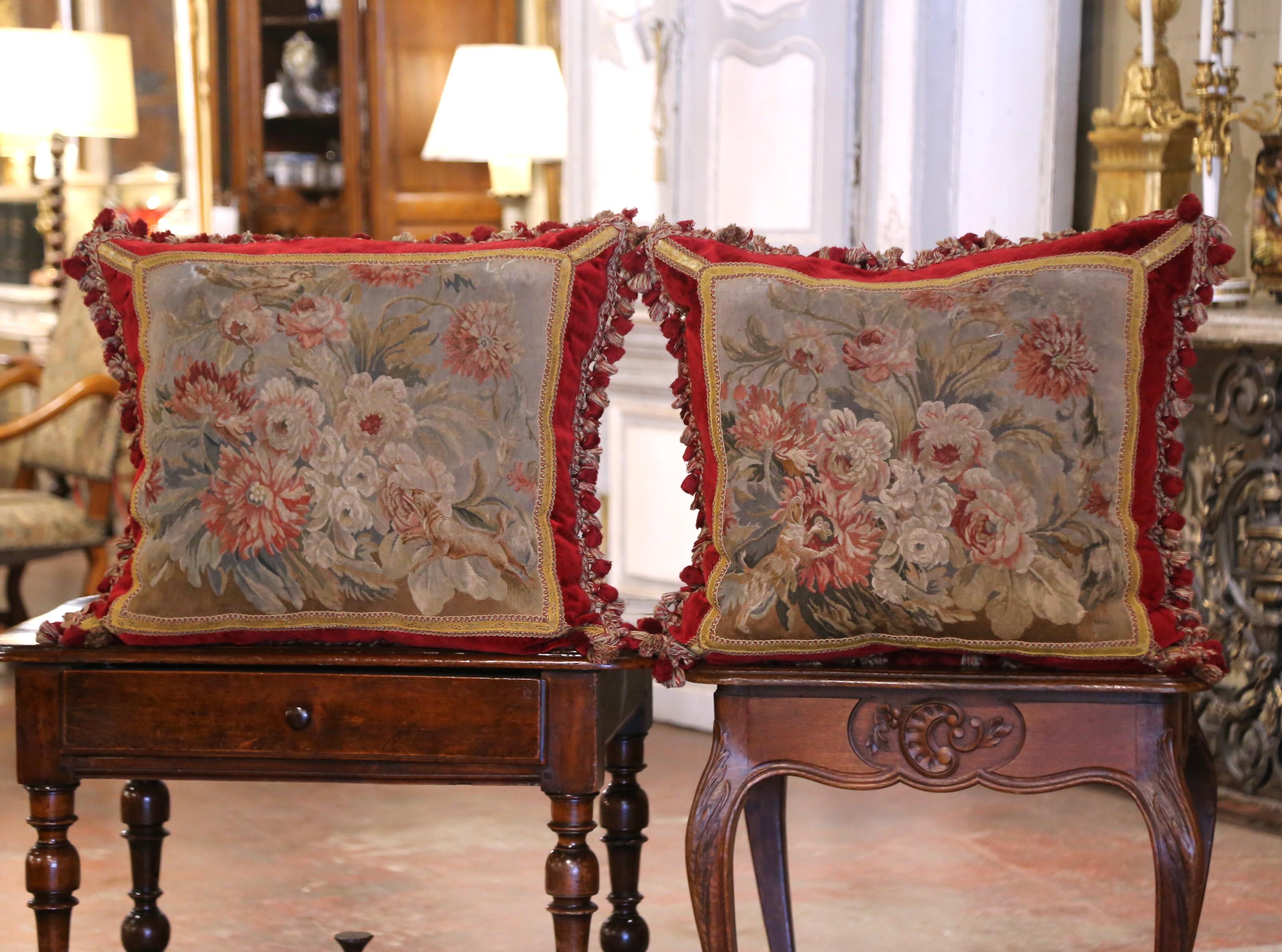 Coppia di cuscini con rifiniture e nappe realizzati con l'arazzo Aubusson del XVIII secolo In condizioni ottime in vendita a Dallas, TX