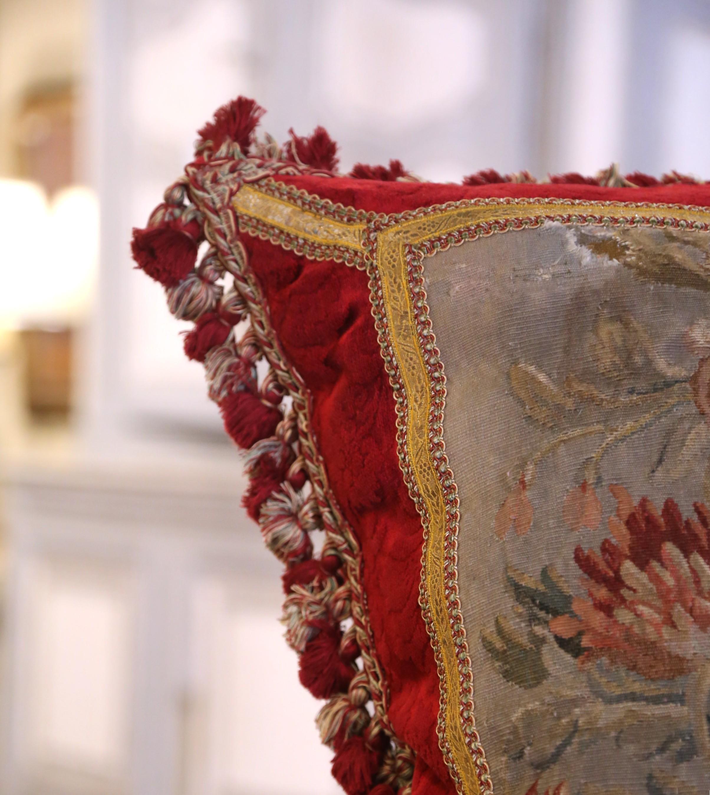 Arazzo Coppia di cuscini con rifiniture e nappe realizzati con l'arazzo Aubusson del XVIII secolo in vendita