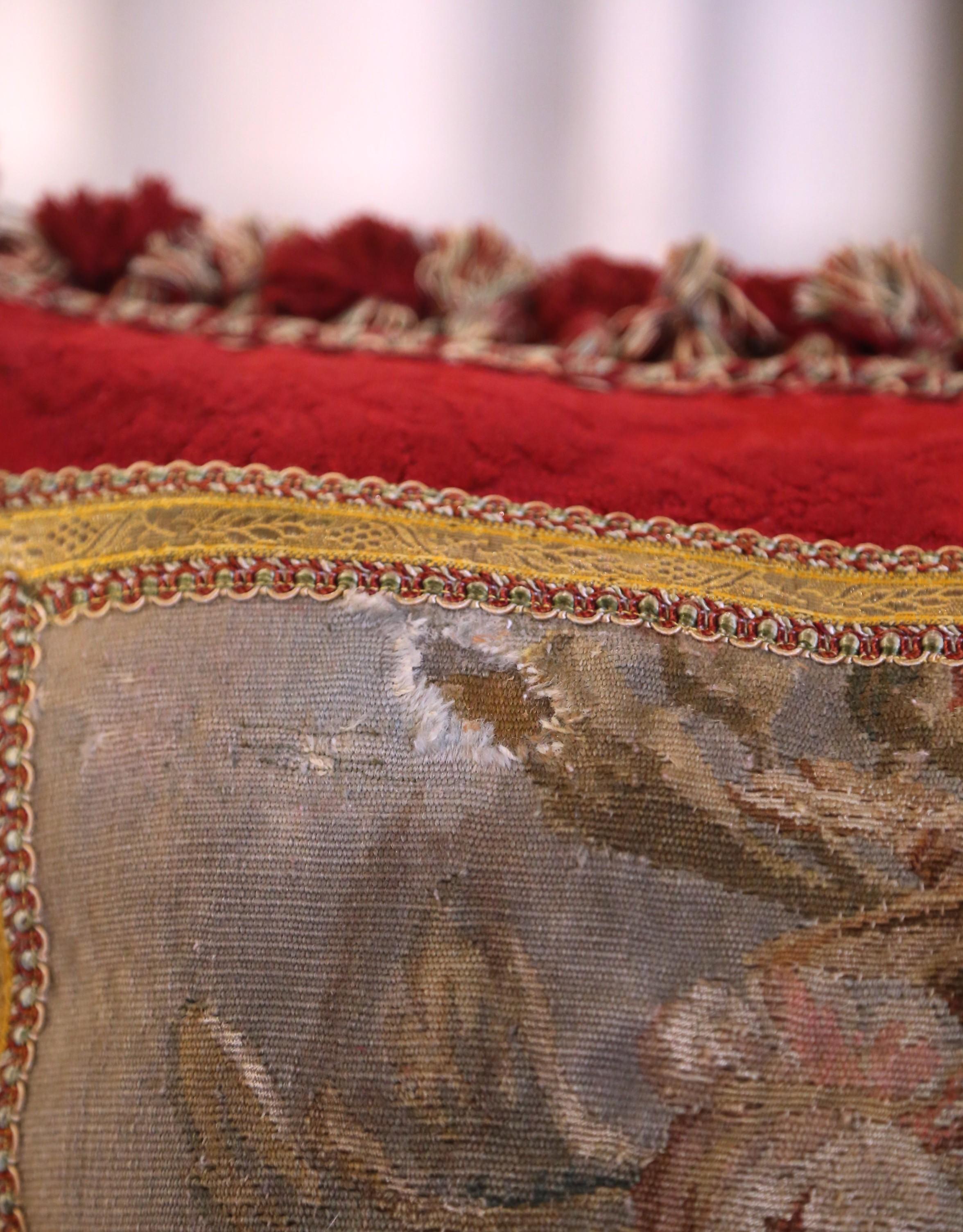 Coppia di cuscini con rifiniture e nappe realizzati con l'arazzo Aubusson del XVIII secolo in vendita 1