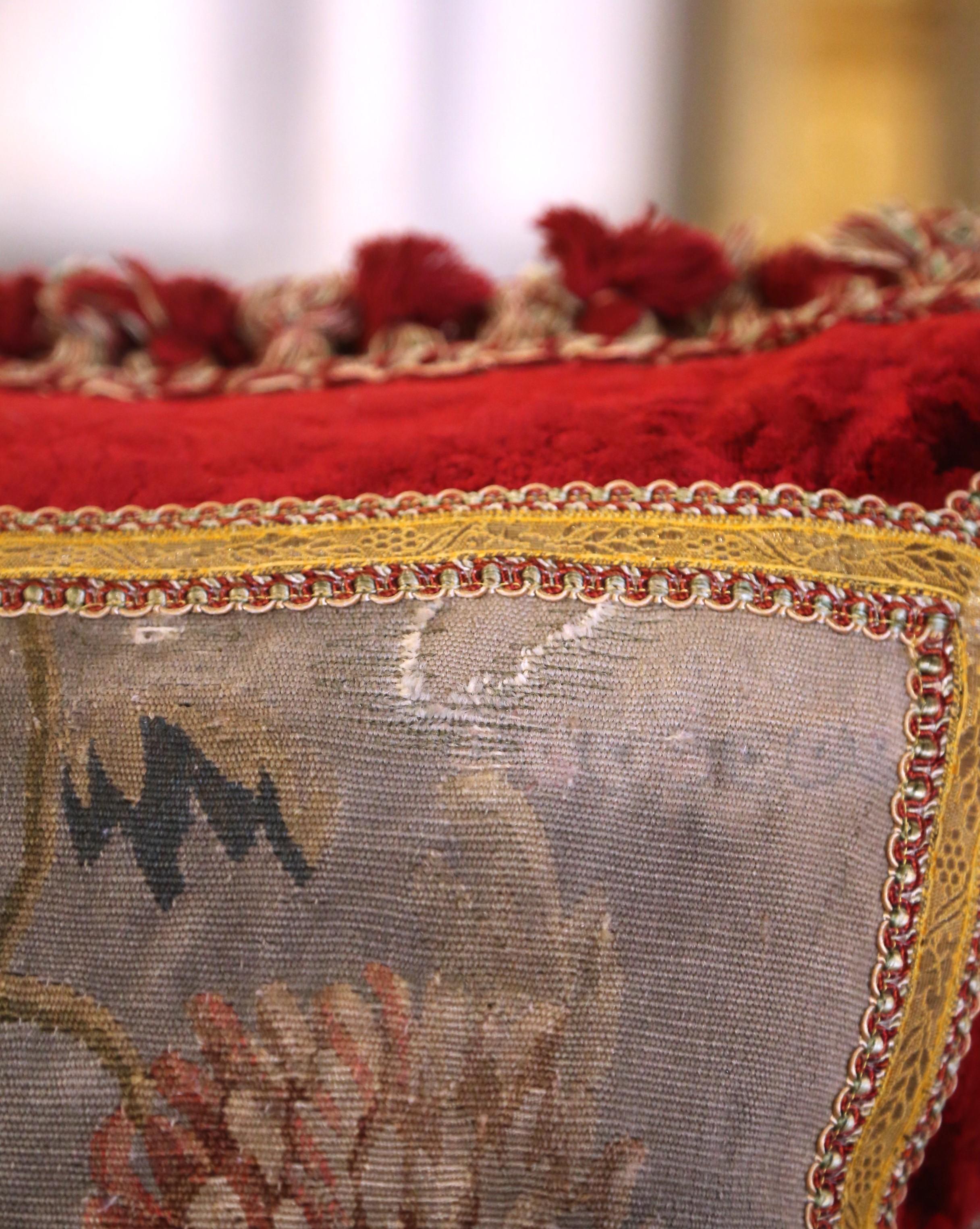 Coppia di cuscini con rifiniture e nappe realizzati con l'arazzo Aubusson del XVIII secolo in vendita 2