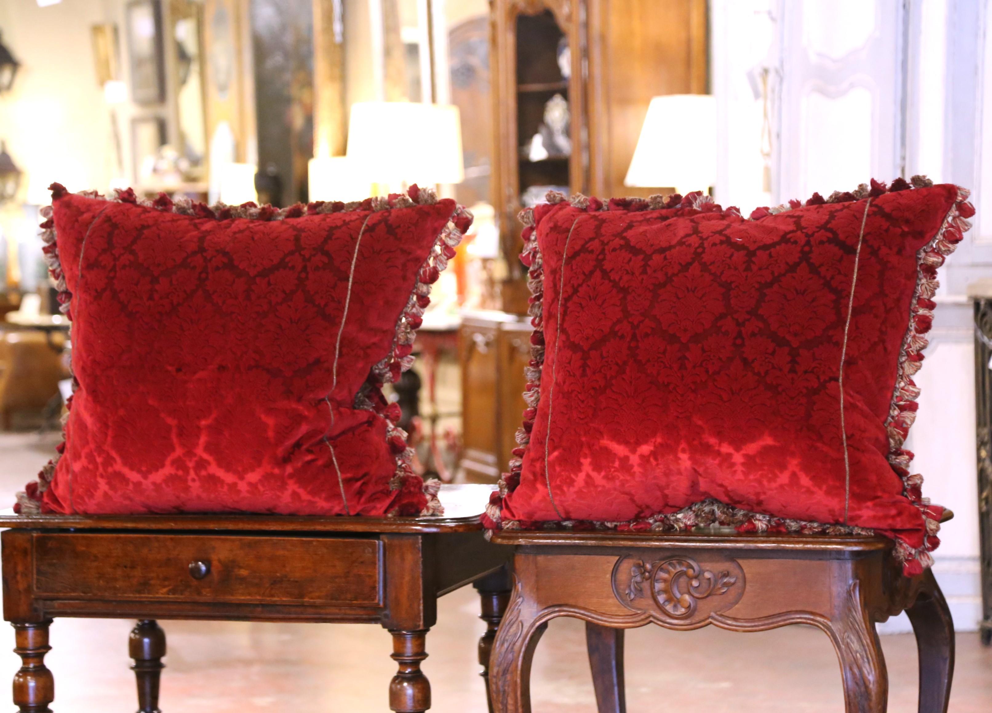 Coppia di cuscini con rifiniture e nappe realizzati con l'arazzo Aubusson del XVIII secolo in vendita 3