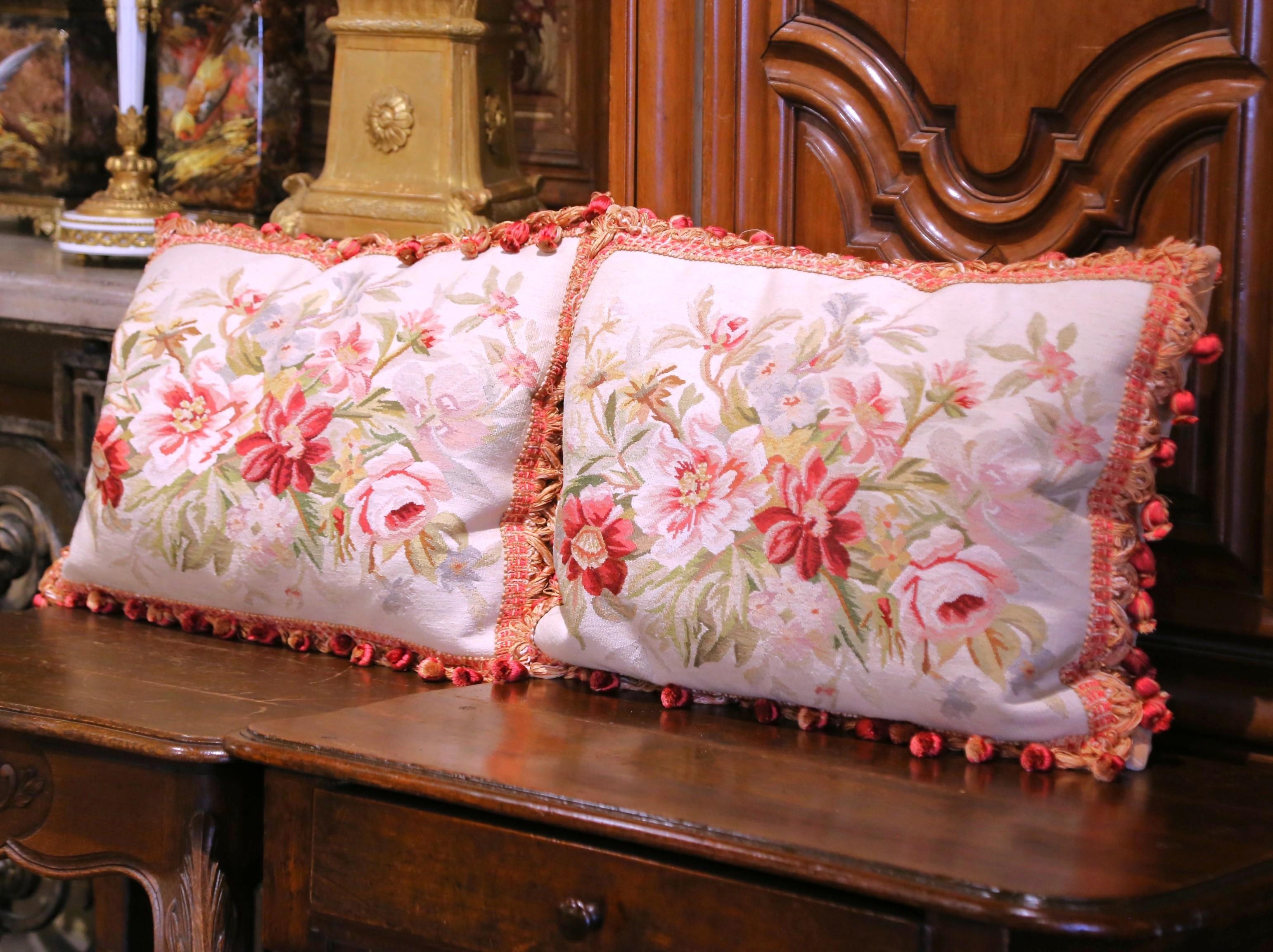 Decora un divano o un letto matrimoniale con questa elegante coppia di cuscini. Realizzato con un'antica tappezzeria di Aubusson, in Francia, ogni grande cuscino è realizzato a mano con rifiniture e nappe in omaggio e tessuto di velluto. Il cuscino