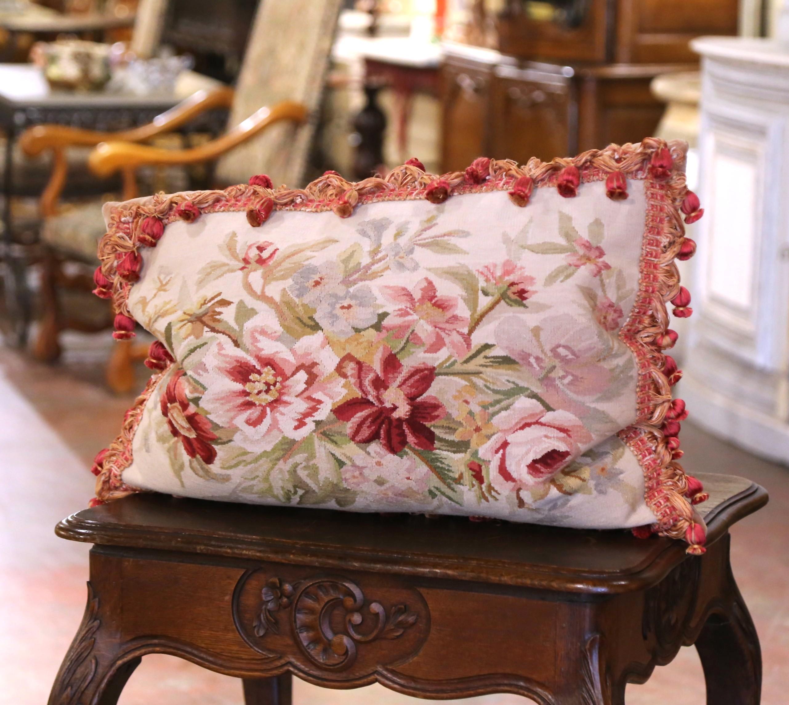 Francese Coppia di cuscini con rifiniture e nappe realizzati con arazzo Aubusson del XIX secolo in vendita