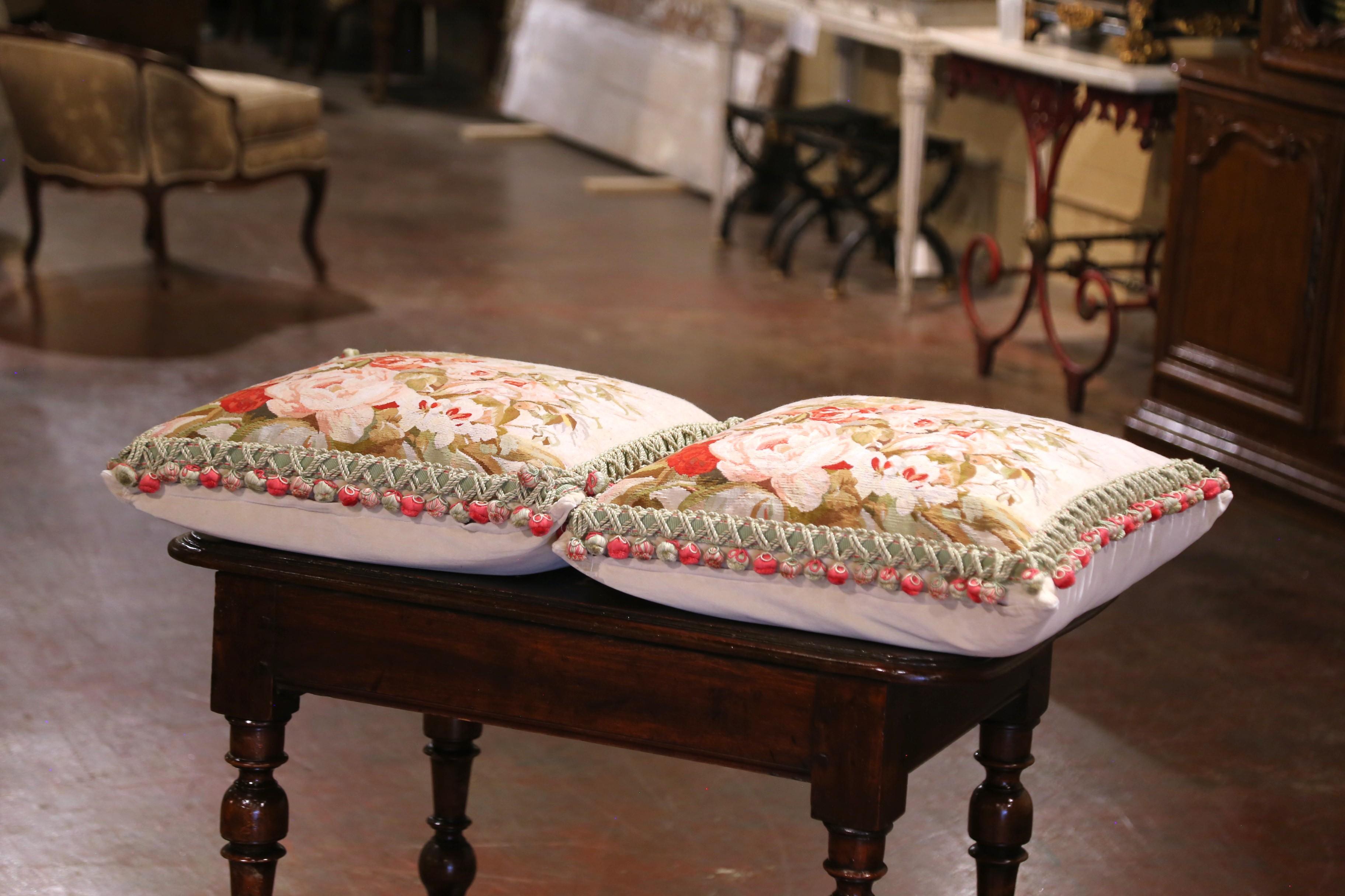 Francese Coppia di cuscini con rifiniture e nappe realizzati con arazzo Aubusson del XIX secolo in vendita