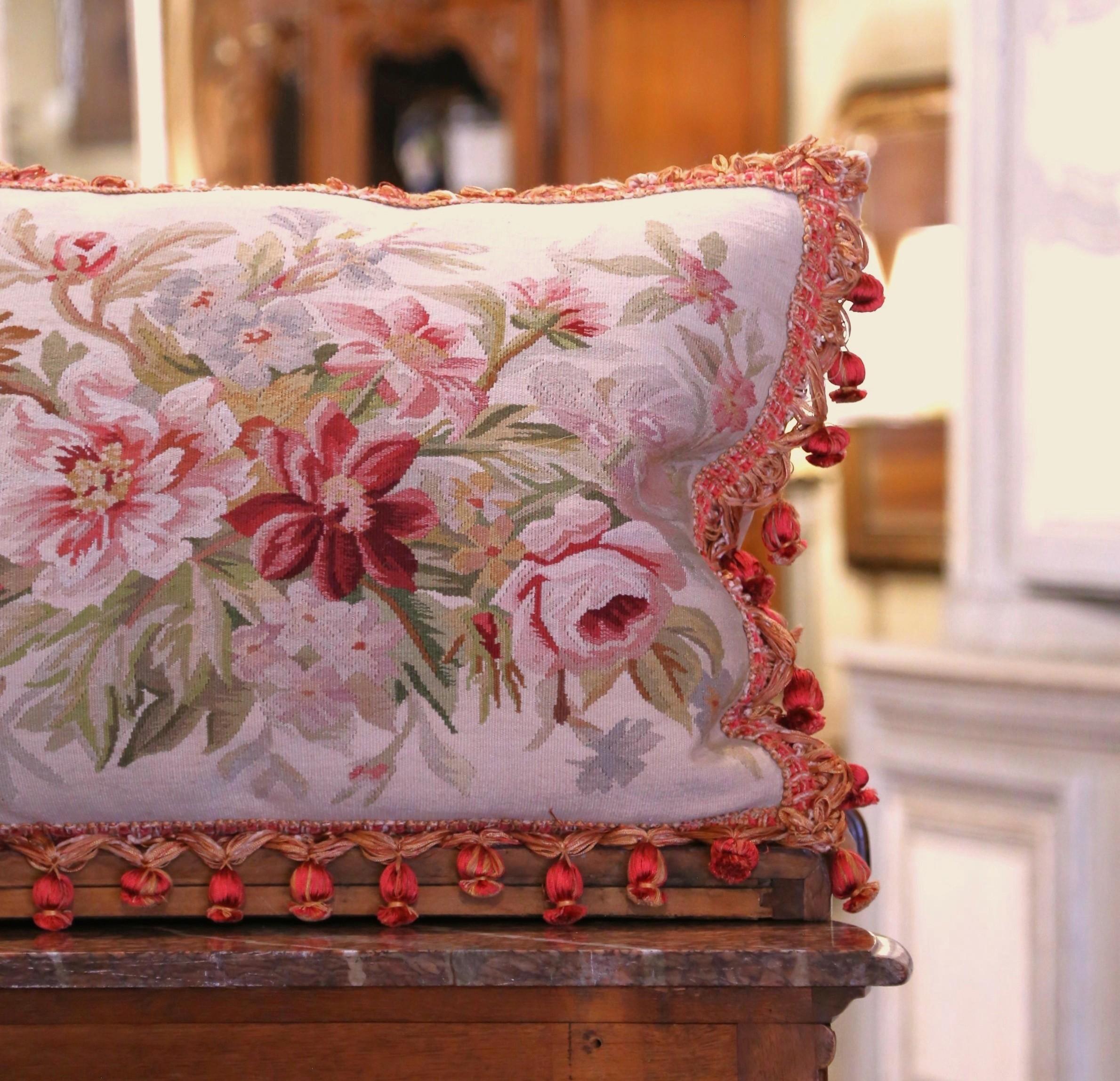 Fatto a mano Coppia di cuscini con rifiniture e nappe realizzati con arazzo Aubusson del XIX secolo in vendita